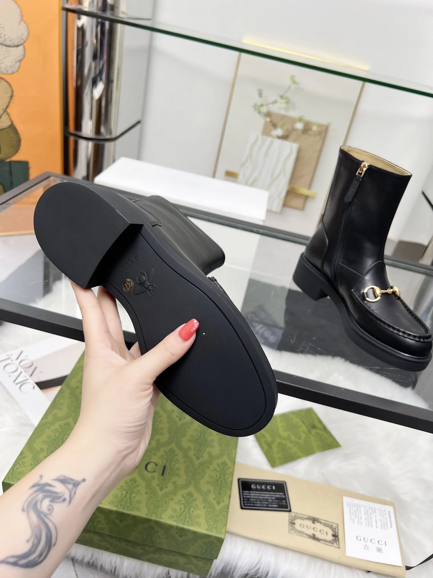 出厂价:290元 2025最新版古琦GUCCI 热卖✅ 🎉非常好搭配👍内侧拉链设计,方便穿脱‘品牌饰扣 跟高:6cm 面料:牛皮/开边珠 内里/垫脚:杏色牛里🐂 大底PPU材质 颜色:黑色 码数:34—40。34和41 42 需定做 包装:配有卡片 、布袋。