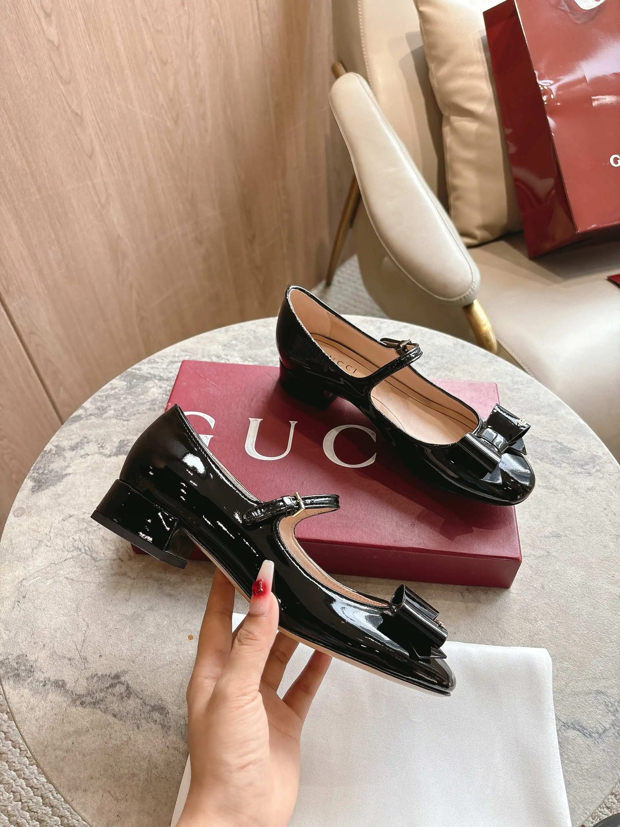 1168-1 黑¥260(35-42)这款女士芭蕾平底鞋采用光面漆皮匠心打造,点缀饰有品牌标志性双G的优雅蝴蝶结细节,彰显精致设计。经典廓形经以当代视角焕新演绎,融蕴Gucci经典元素,彰显柔美气质。 黑色漆皮 饰双G蝴蝶结细节 踝部可调节搭扣开合 低跟 高度:2.5厘米