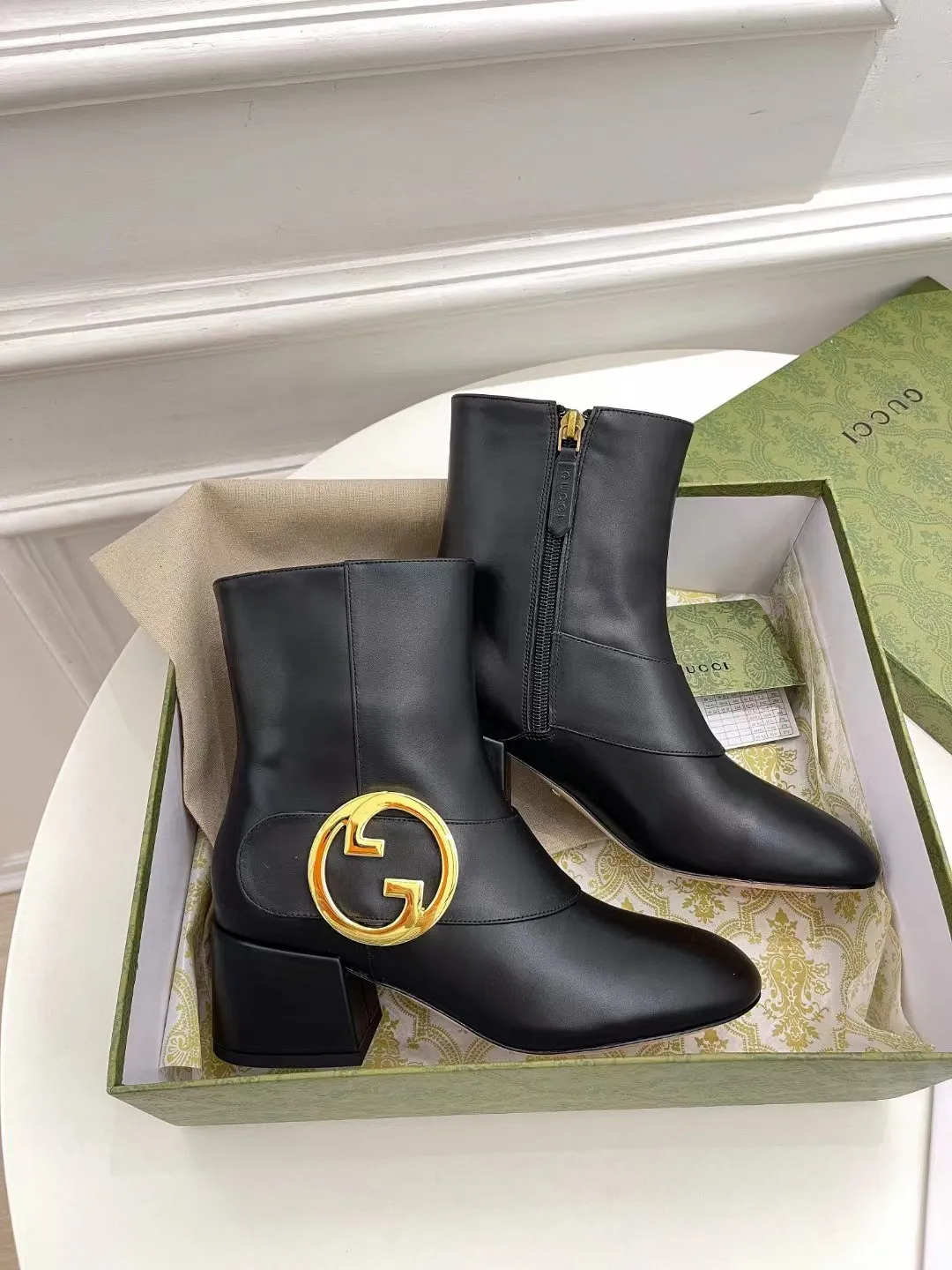 GUCCI 古奇 时尚大爆款 巧妙运用方形鞋头GG扣等设计时尚风范 面料：粒面牛皮/羊皮 内里：垫脚 进口羊皮 跟高：5.5cm 意大利真皮大底一比一生产 码数:35&mdash;42码 备注: 40 41 42 定做 工厂直批320