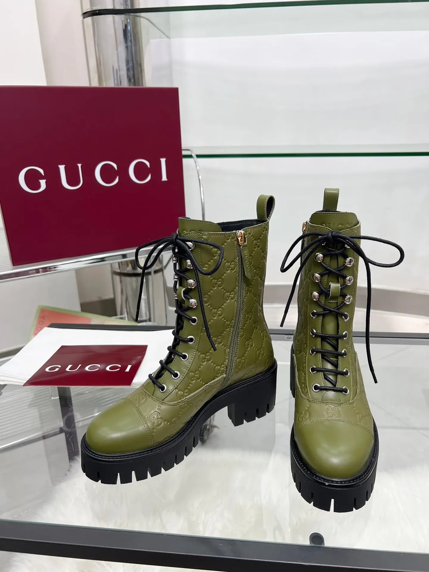 出厂价:320元 新版古琦GUCCI 热卖✅踝靴 🎉非常好搭配👍特显复古英伦风,高级3D印花、正面古琦饰扣装饰💎LOGO✅ 面料:进口牛皮🐂 内里/垫脚:牛里 颜色:黑色 绿色 码数:35—42{2头需定做} 跟高:5cm TPU大底 包装:配有卡片、布袋。