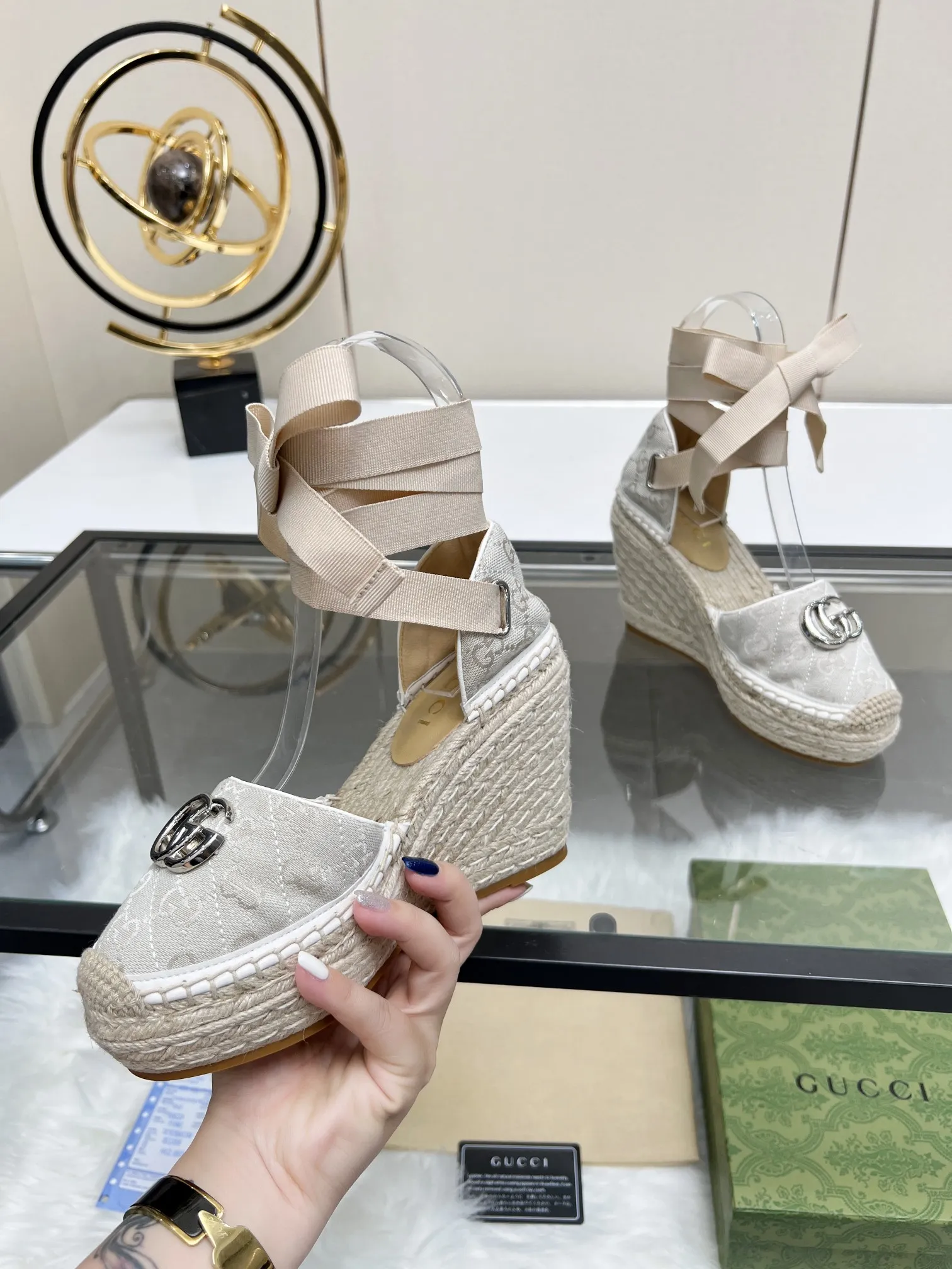 p210 GUCCI 古奇坡跟渔夫凉鞋 厚底草编 高端品质 面料：双G面料电绣 内里：混种羊皮里 码数：35～42 颜色：米白色 各位新老客户图片已经更新请转图更换 坡跟升级版目前有40多个颜色 转图大卖