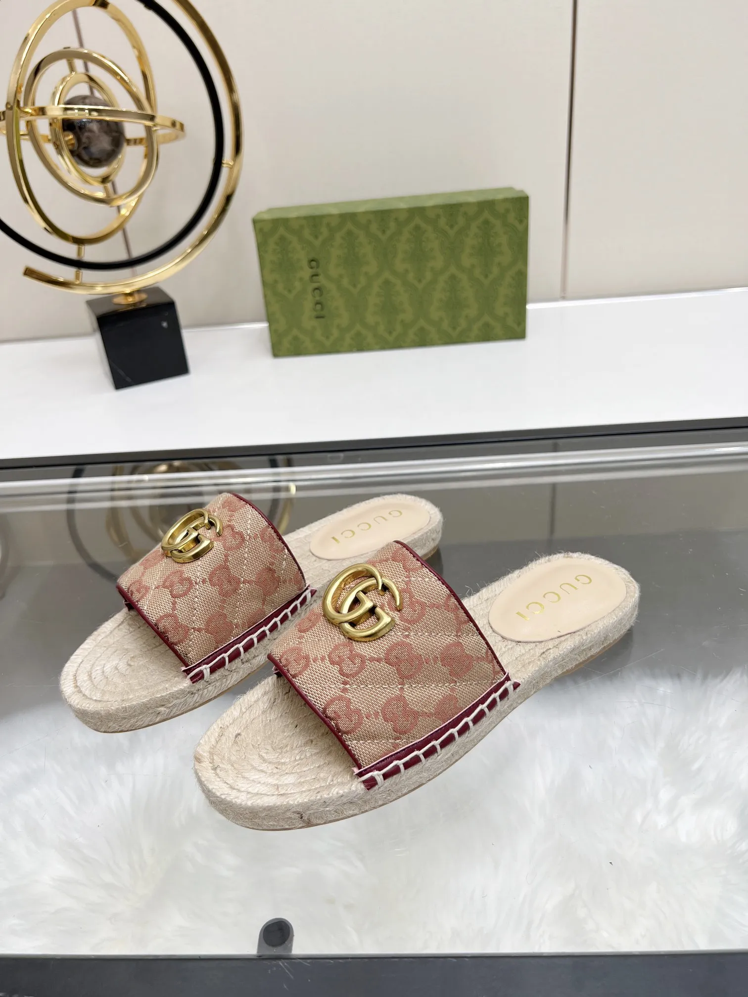 P150 GUCCI 古奇拖鞋渔夫鞋 新色 注塑一体草编底 ，高端品质 面料：双G进口布料内里：羊皮里 码数：35～42 布料款有 杏色 花色 粉色 黑色 蓝色 酒红色 香槟色 绿色 橘色 青色 满天星色 30多个颜色可选 后续很多颜色等待更新 ，，，，，，，