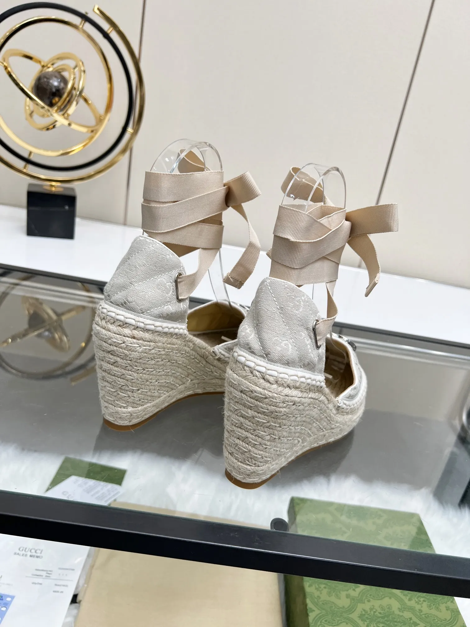 p210 GUCCI 古奇坡跟渔夫凉鞋 厚底草编 高端品质 面料：双G面料电绣 内里：混种羊皮里 码数：35～42 颜色：米白色 各位新老客户图片已经更新请转图更换 坡跟升级版目前有40多个颜色 转图大卖