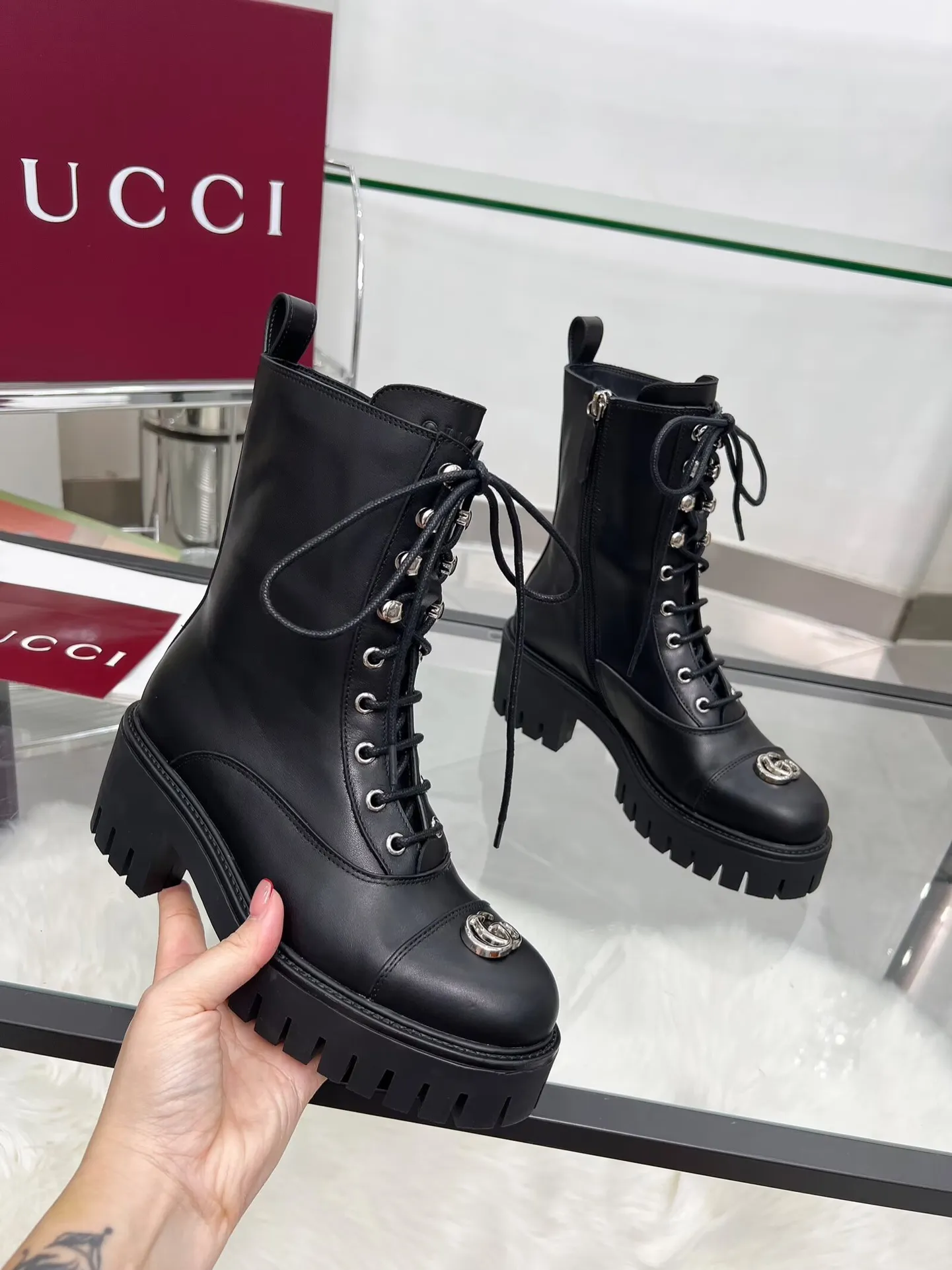 出厂价：320元 新版古琦GUCCI 热卖✅踝靴 🎉非常好搭配👍特显复古英伦风，高级3D印花、正面古琦饰扣装饰💎LOGO✅ 面料：进口牛皮🐂 内里/垫脚：牛里 颜色：黑色 绿色 码数：35&mdash;42｛2头需定做｝ 跟高：5cm TPU大底 包装：配有卡片、布袋。