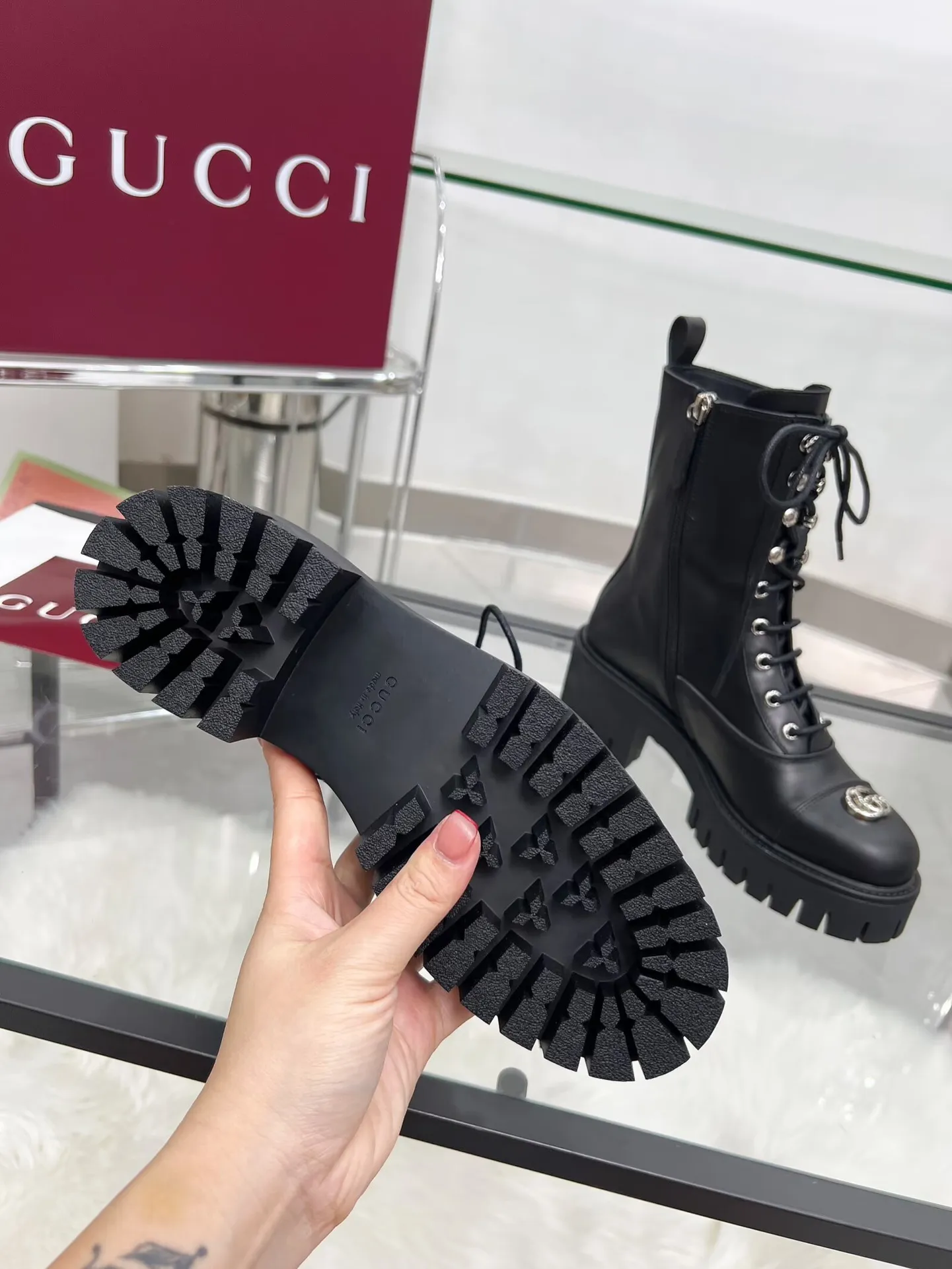 出厂价:320元 新版古琦GUCCI 热卖✅踝靴 🎉非常好搭配👍特显复古英伦风,高级3D印花、正面古琦饰扣装饰💎LOGO✅ 面料:进口牛皮🐂 内里/垫脚:牛里 颜色:黑色 绿色 码数:35—42{2头需定做} 跟高:5cm TPU大底 包装:配有卡片、布袋。