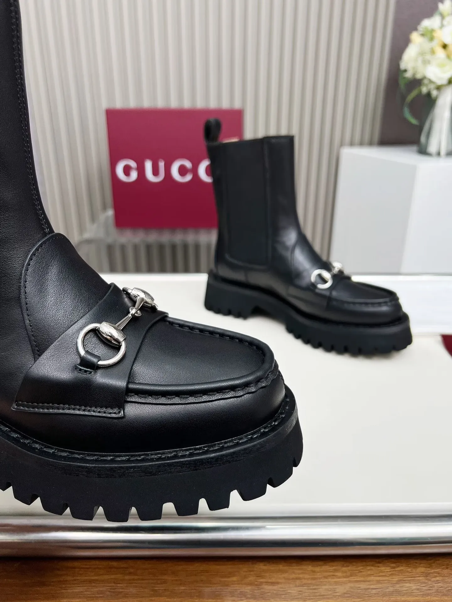 出厂价：310元 新版古琦GUCCI 热卖✅踝靴 🎉非常好搭配👍双侧松紧设计[强] 方便穿脱，特显复古英伦风，正面古琦饰扣装饰💎LOGO✅ 面料：进口牛皮🐂高丝光绒、内里/垫脚：牛里 颜色：黑色 焦糖色 咖啡色 3色任选 码数：35&mdash;42｛2头需定做｝ 跟高：5cm 包装：配有卡片、布袋。