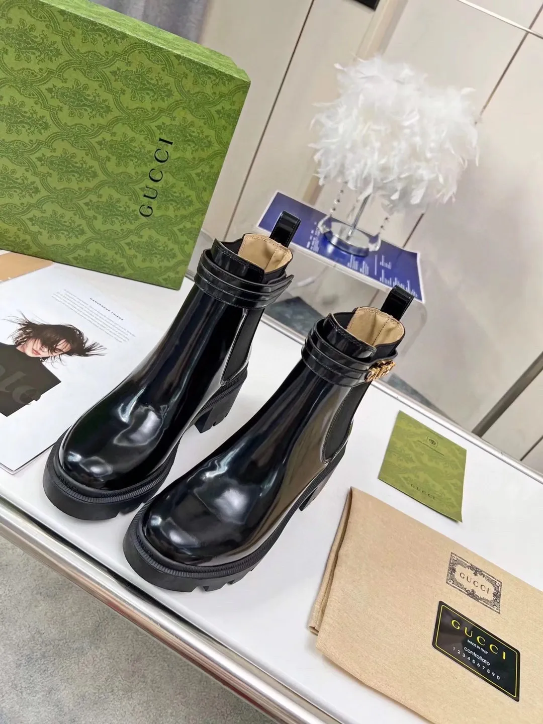 🌸P240💰 新款古奇GUCCI 热卖6寸踝靴 分开边珠版面和牛皮版面 非常好搭配两侧配以松紧镶饰,方便穿脱,可拆卸璀璨字母LOGO.特显复古英伦风, 面料:进口开边珠牛皮 内里/ 垫脚:牛皮 包装:配有小票、布袋 码数:35-42#