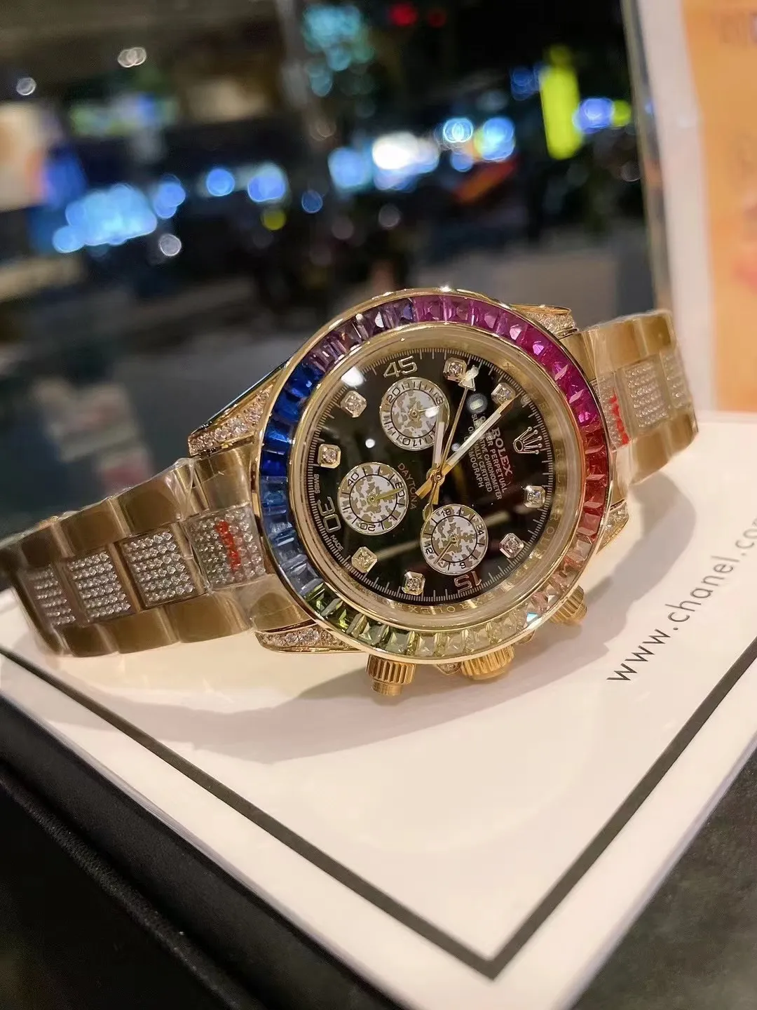 💰黄金586748 全新劳力士迪通拿彩虹款。型号：116599RBOW-116598RBOW-116595RBOW.彩虹迪通拿一表难求！镶嵌根据原厂颜色渐变过渡最协调的36颗宝石进行优化处理，高度、角度一致，折射效果非常漂亮。字面每个计时盘为光线的不同而发生折射，色泽鲜艳亮丽，独一无二。搭载进口石英机芯 (分别有星期 月份 24小时显示)Rolex钢实心链节蚝式易调节表带，抛光打磨精湛细腻。