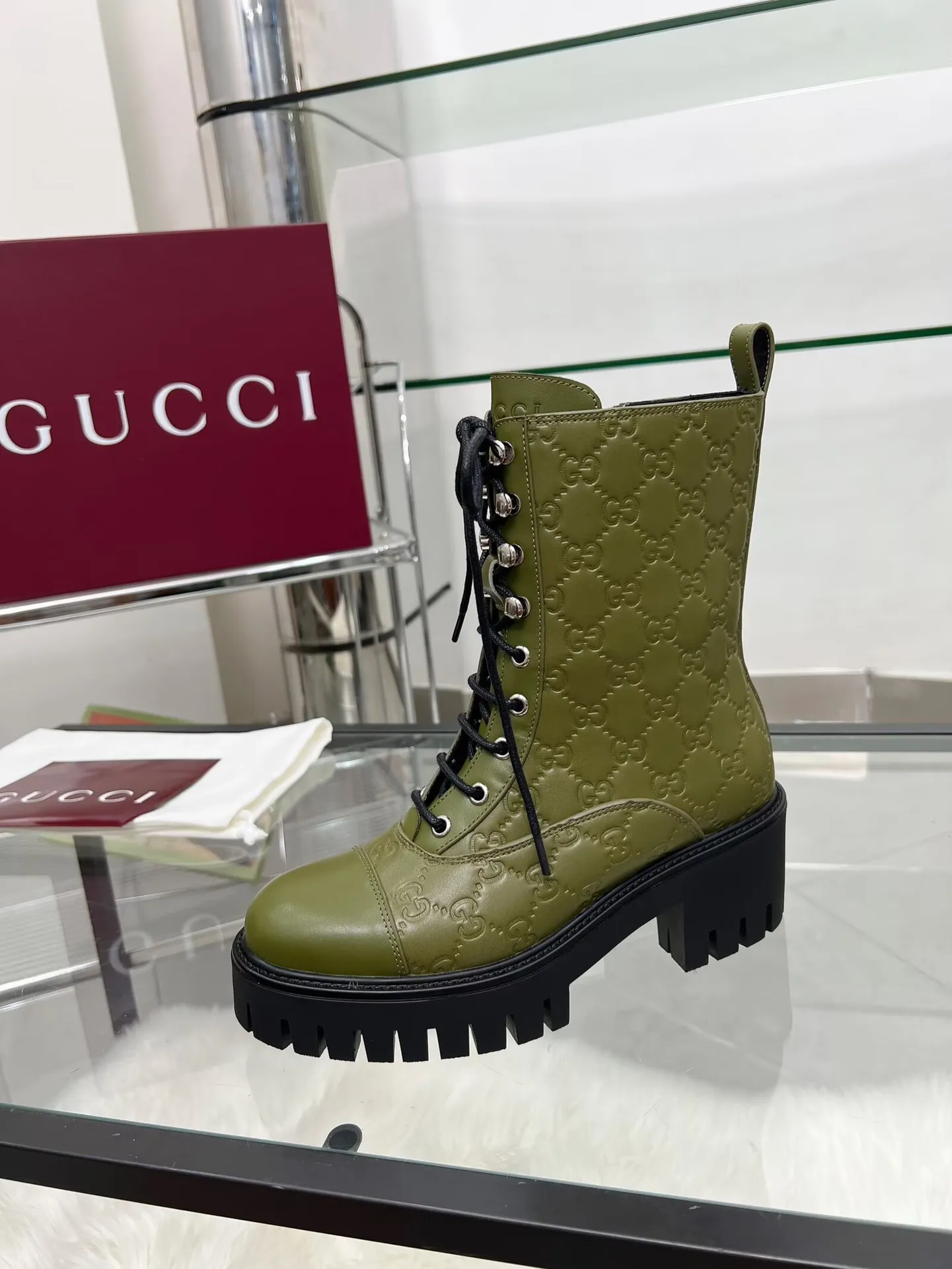 出厂价：320元 新版古琦GUCCI 热卖✅踝靴 🎉非常好搭配👍特显复古英伦风，高级3D印花、正面古琦饰扣装饰💎LOGO✅ 面料：进口牛皮🐂 内里/垫脚：牛里 颜色：黑色 绿色 码数：35&mdash;42｛2头需定做｝ 跟高：5cm TPU大底 包装：配有卡片、布袋。