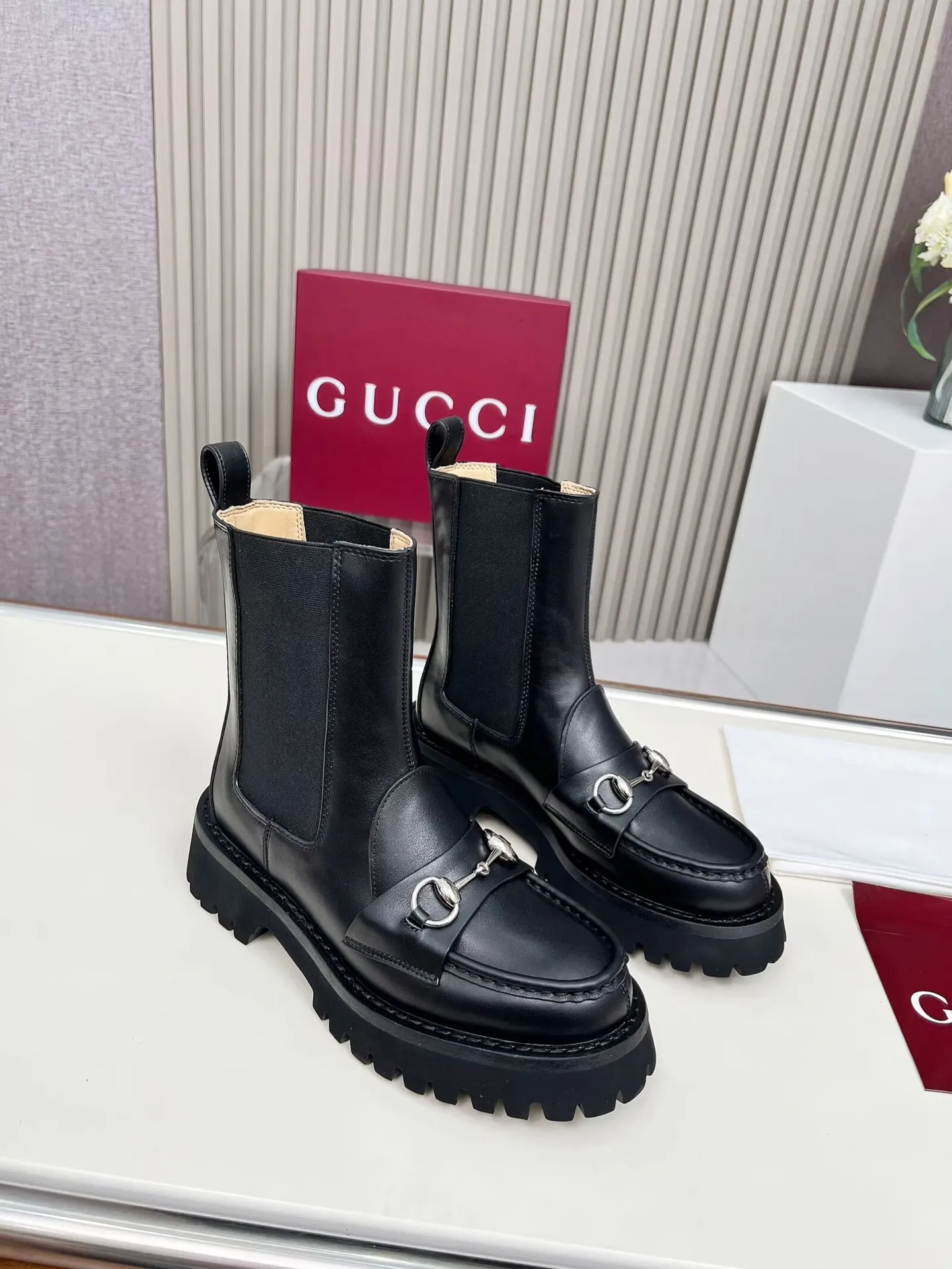 出厂价：310元 新版古琦GUCCI 热卖✅踝靴 🎉非常好搭配👍双侧松紧设计[强] 方便穿脱，特显复古英伦风，正面古琦饰扣装饰💎LOGO✅ 面料：进口牛皮🐂高丝光绒、内里/垫脚：牛里 颜色：黑色 焦糖色 咖啡色 3色任选 码数：35&mdash;42｛2头需定做｝ 跟高：5cm 包装：配有卡片、布袋。