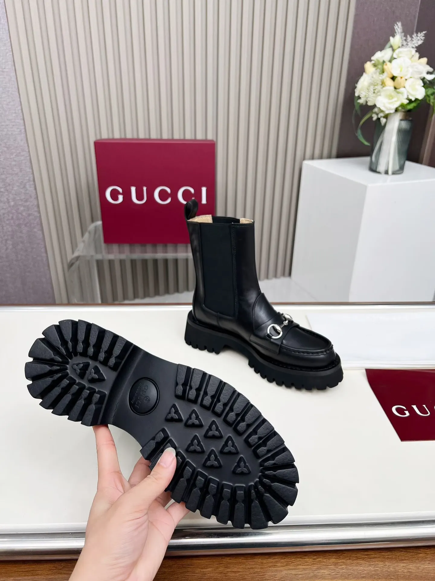 出厂价：310元 新版古琦GUCCI 热卖✅踝靴 🎉非常好搭配👍双侧松紧设计[强] 方便穿脱，特显复古英伦风，正面古琦饰扣装饰💎LOGO✅ 面料：进口牛皮🐂高丝光绒、内里/垫脚：牛里 颜色：黑色 焦糖色 咖啡色 3色任选 码数：35&mdash;42｛2头需定做｝ 跟高：5cm 包装：配有卡片、布袋。