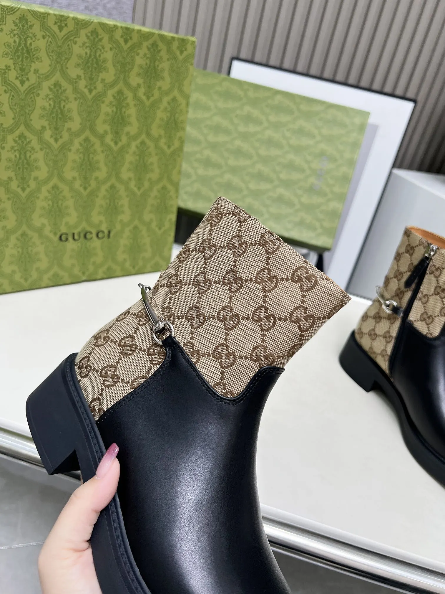 ❤️P260💰 Gucci古奇女士修长造型马衔扣踝靴， 这款靴子以优质亮面皮革匠心打造，巧妙融入修长造型马衔扣细节，致敬品牌源远流长的马术传承。经典廓形精致考究，诠释Gucci优雅美学。 面料：牛皮+牛里 码数：35-42#