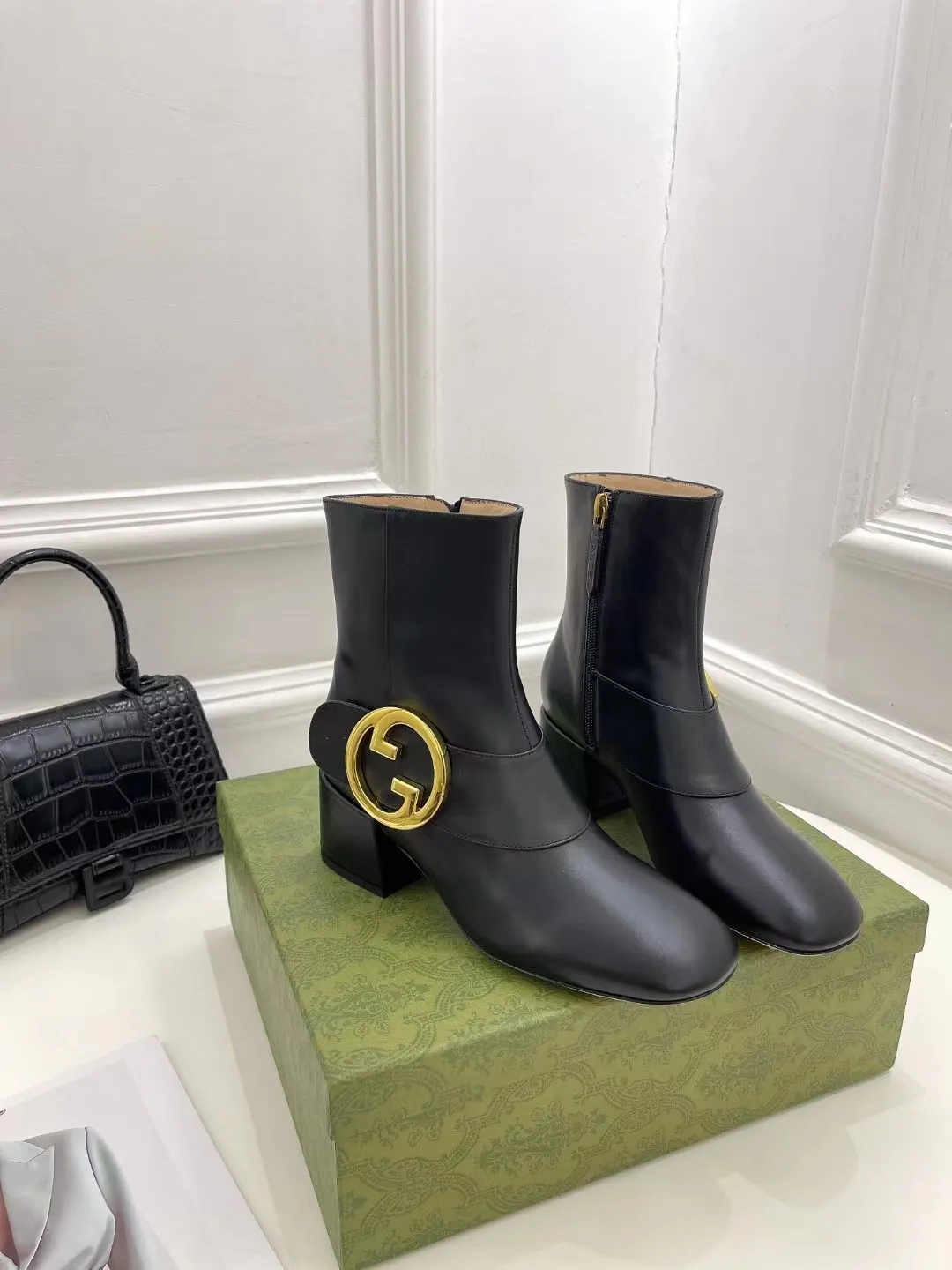 GUCCI 古奇 时尚大爆款 巧妙运用方形鞋头GG扣等设计时尚风范 面料：粒面牛皮/羊皮 内里：垫脚 进口羊皮 跟高：5.5cm 意大利真皮大底一比一生产 码数:35&mdash;42码 备注: 40 41 42 定做 工厂直批320