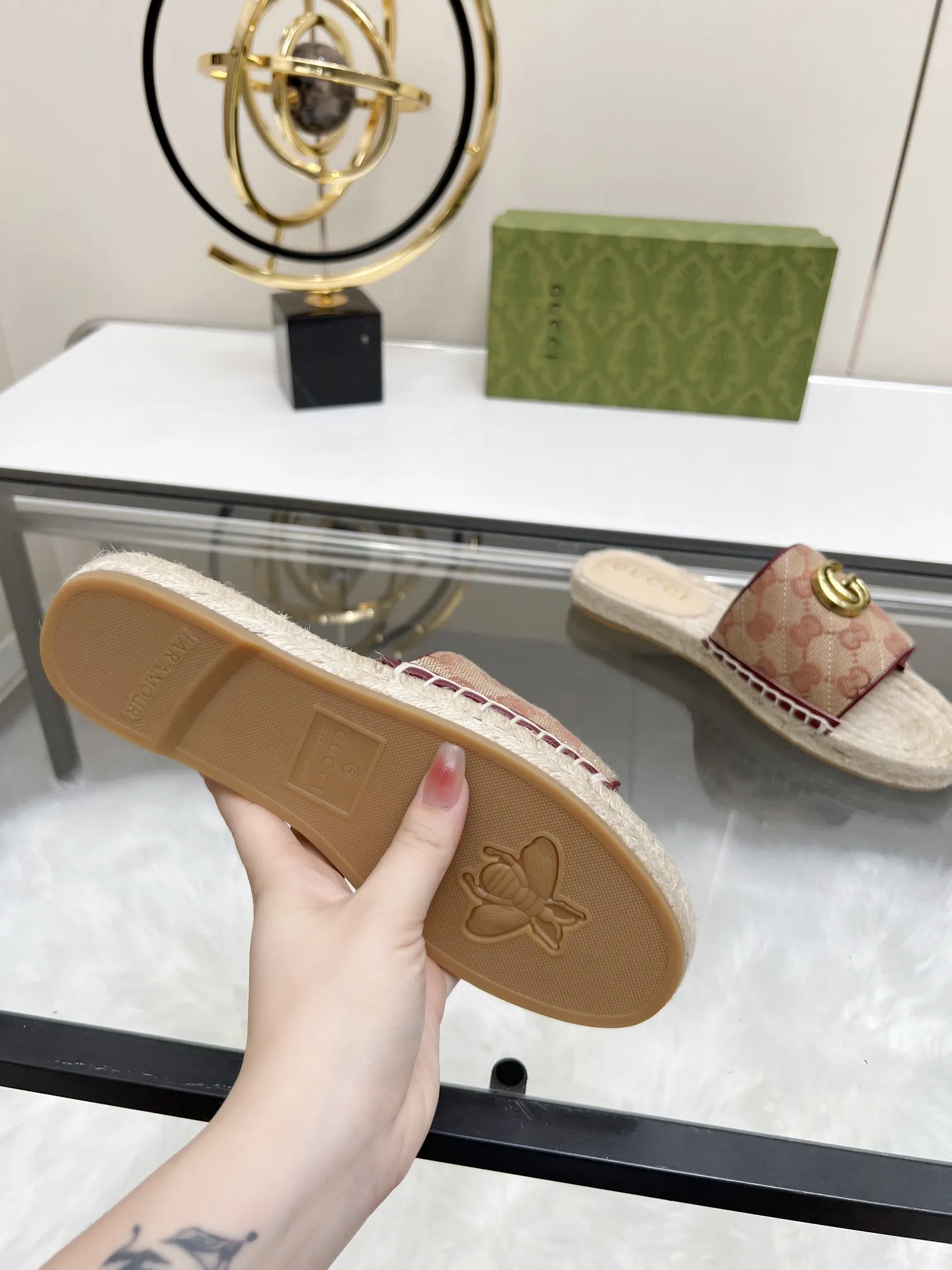 P150 GUCCI 古奇拖鞋渔夫鞋 新色 注塑一体草编底 ,高端品质 面料:双G进口布料内里:羊皮里 码数:35~42 布料款有 杏色 花色 粉色 黑色 蓝色 酒红色 香槟色 绿色 橘色 青色 满天星色 30多个颜色可选 后续很多颜色等待更新 ,,,,,,,