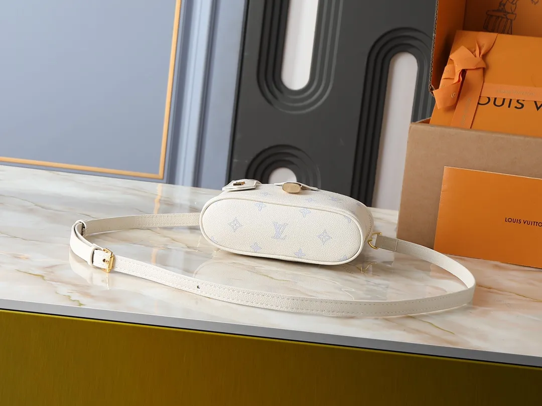 P157💰升级原版 M27744 M47125 本款Vanity Chain Pouch 手袋汲取路易威登典藏硬箱的造型灵感，凝练品牌的旅行精神。Monogram Empreinte 皮革浸染典雅色调，LV 铭纹挂锁道出品牌身份。可拆卸肩带与链条灵活切换背携风尚，轻松收纳小号零钱包、太阳眼镜等随身物品。尺寸:11.5 x 6.5 x 19 厘米(高 x 宽 x 长度)