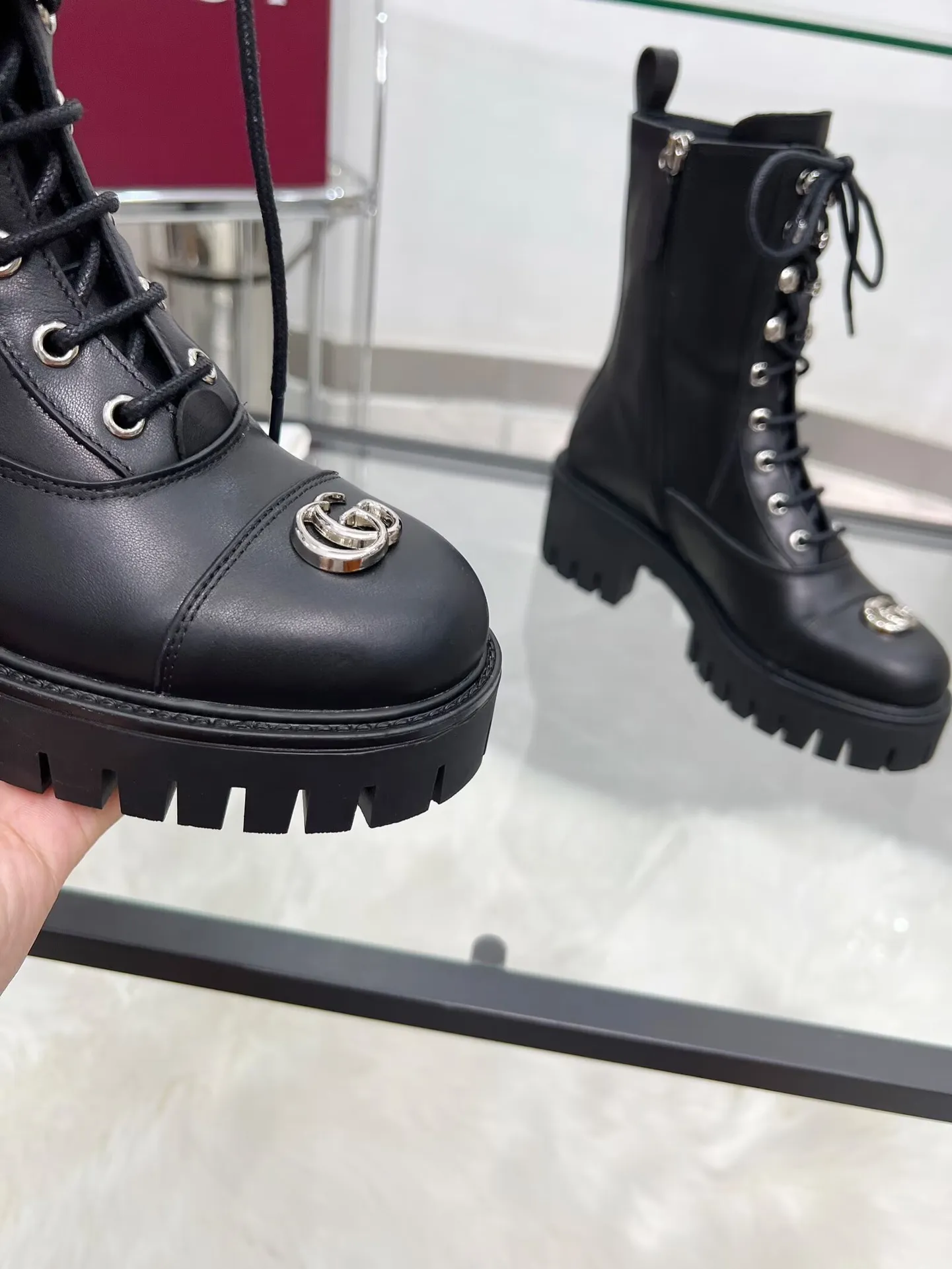 出厂价：320元 新版古琦GUCCI 热卖✅踝靴 🎉非常好搭配👍特显复古英伦风，高级3D印花、正面古琦饰扣装饰💎LOGO✅ 面料：进口牛皮🐂 内里/垫脚：牛里 颜色：黑色 绿色 码数：35&mdash;42｛2头需定做｝ 跟高：5cm TPU大底 包装：配有卡片、布袋。