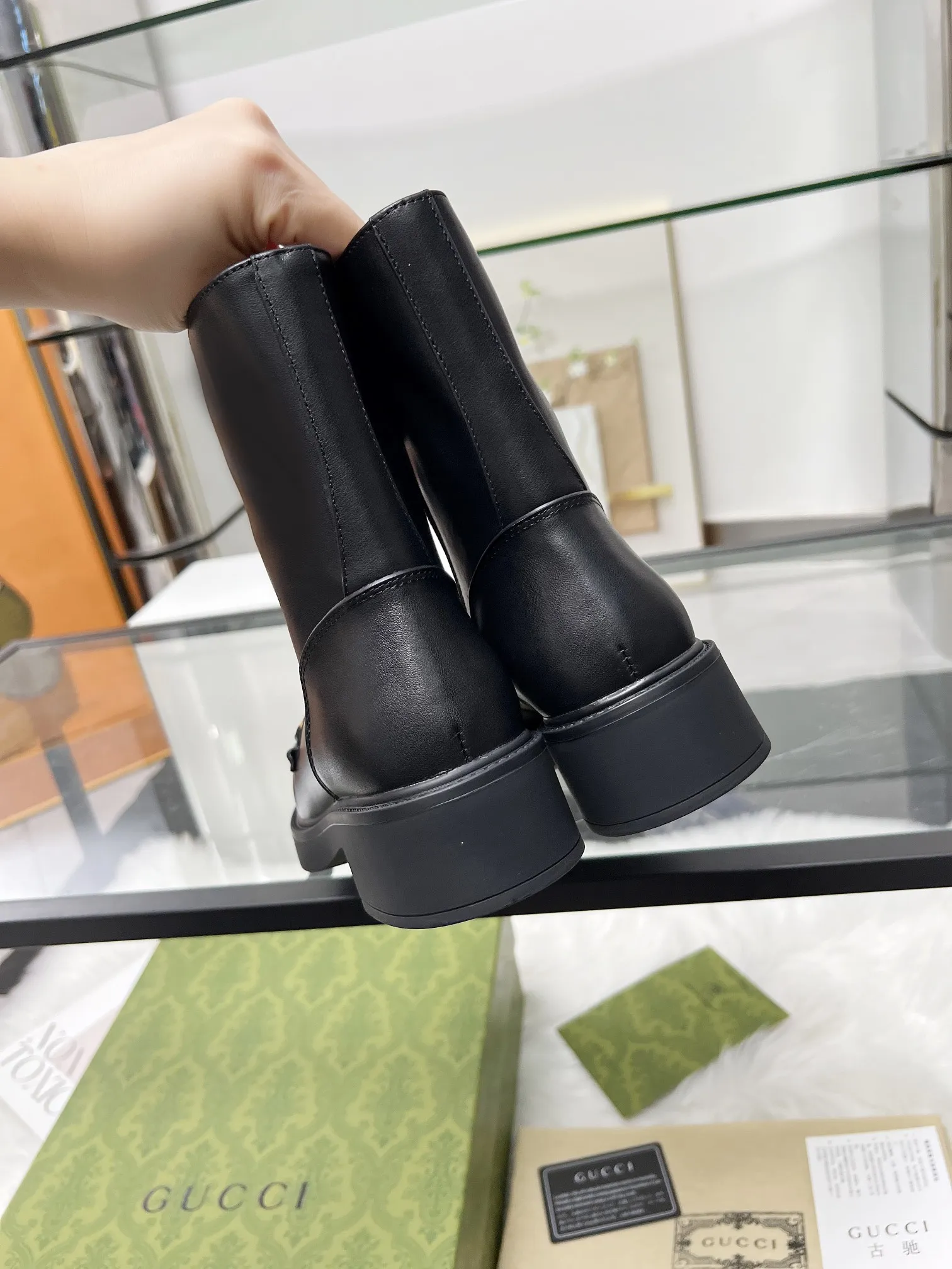 出厂价：290元 2025最新版古琦GUCCI 热卖✅ 🎉非常好搭配👍内侧拉链设计，方便穿脱&lsquo;品牌饰扣 跟高：6cm 面料：牛皮/开边珠 内里/垫脚：杏色牛里🐂 大底PPU材质 颜色：黑色 码数：34&mdash;40。34和41 42 需定做 包装：配有卡片 、布袋。