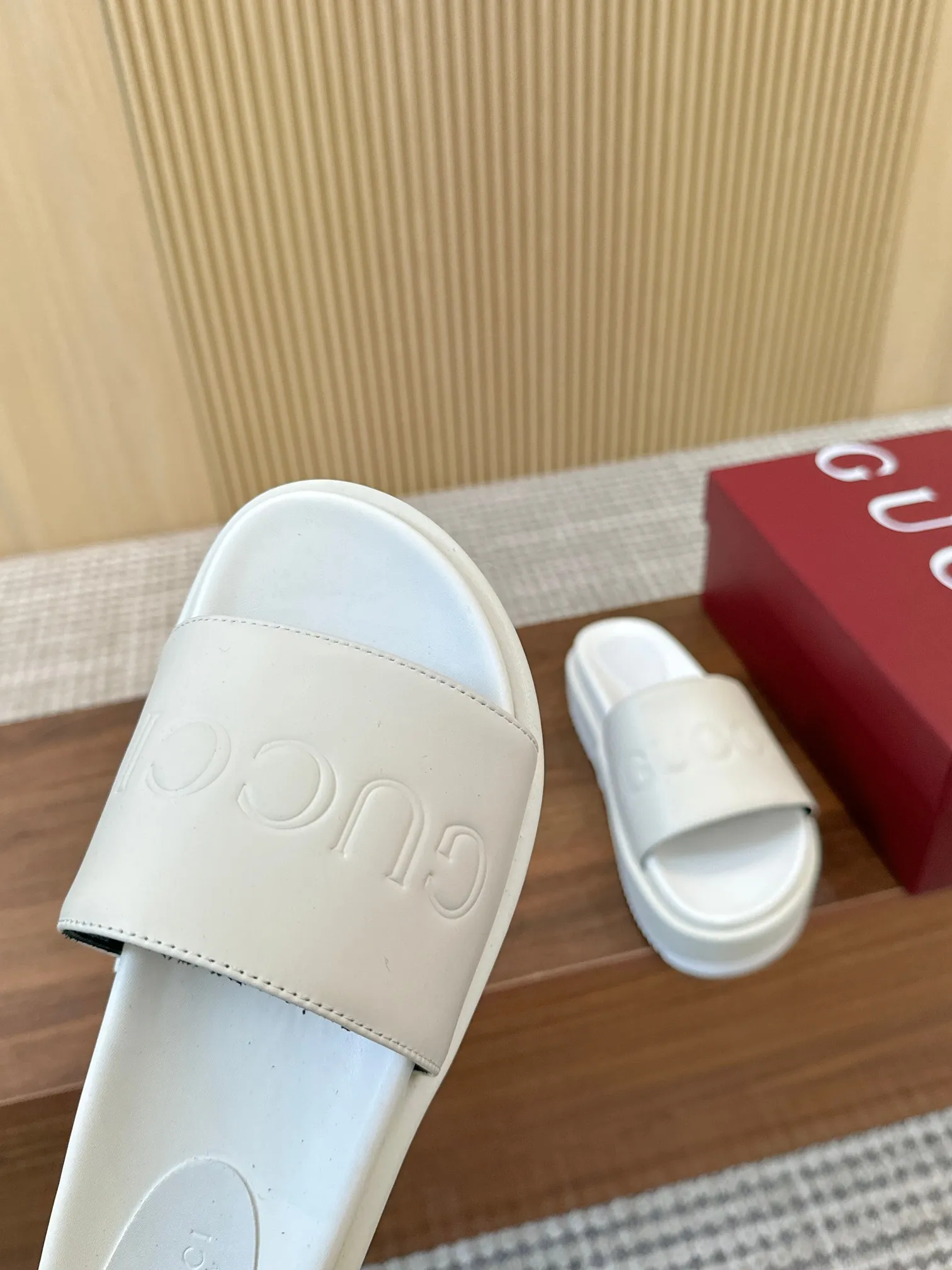 🔥【p200】全年出货，】古驰Gucci最新限量厚底拖鞋 。顶级品质发售 购入正品开发 . 材质.工艺与原版一致 鞋面：原版特殊印刷工艺印花 内里：透染羊皮 大底：意大利私模大底 码数：35-43M标准码 41，42，43又订做，不退换 底厚：5.5cm 前掌4cm