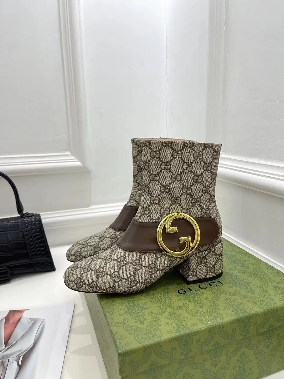 GUCCI 古奇 时尚大爆款 巧妙运用方形鞋头GG扣等设计时尚风范 面料:磨砂羊京 内里：垫脚 进口羊皮 跟高：5.5cm 意大利真皮大底一比一生产 码数:35&mdash;42码 备注: 40 41 42 定做 p320