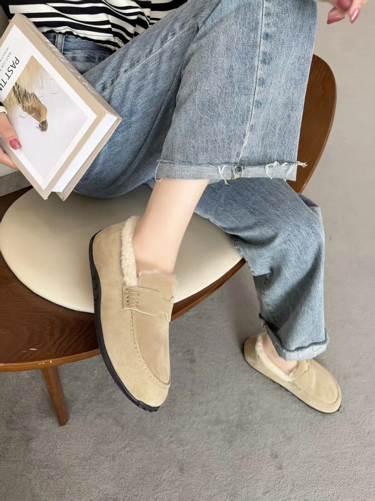 p250秋冬新色｜GUCCI✨古驰这款平底羊毛鞋也太高级了吧！ 作为设计传承的经典代表 每一处细节都在诉说优雅 鞋面采用标志性GG字母绒面牛皮 质感满满，经典永不过时✨ 内里与垫脚均为柔软羊毛 秋冬上脚温暖又舒适 防滑GG图案橡胶底 日常出行轻便不累脚 廓形流畅，轻松搭出高级感～ 码数：35-39常规码 （40/41码可定制，不退换哦） #GUCCI #秋冬新品 #高级感穿搭 #轻奢平底鞋