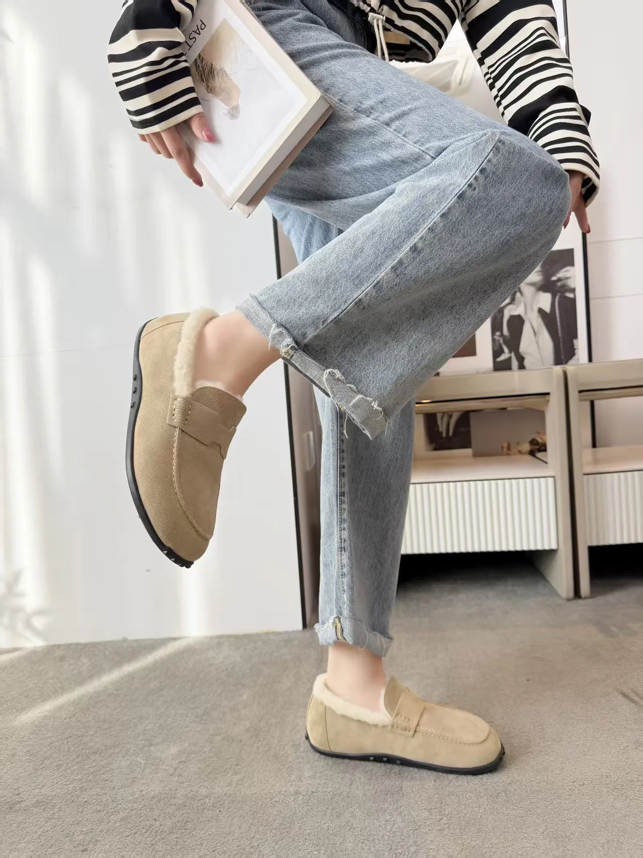 p250秋冬新色｜GUCCI✨古驰这款平底羊毛鞋也太高级了吧！ 作为设计传承的经典代表 每一处细节都在诉说优雅 鞋面采用标志性GG字母绒面牛皮 质感满满，经典永不过时✨ 内里与垫脚均为柔软羊毛 秋冬上脚温暖又舒适 防滑GG图案橡胶底 日常出行轻便不累脚 廓形流畅，轻松搭出高级感～ 码数：35-39常规码 （40/41码可定制，不退换哦） #GUCCI #秋冬新品 #高级感穿搭 #轻奢平底鞋