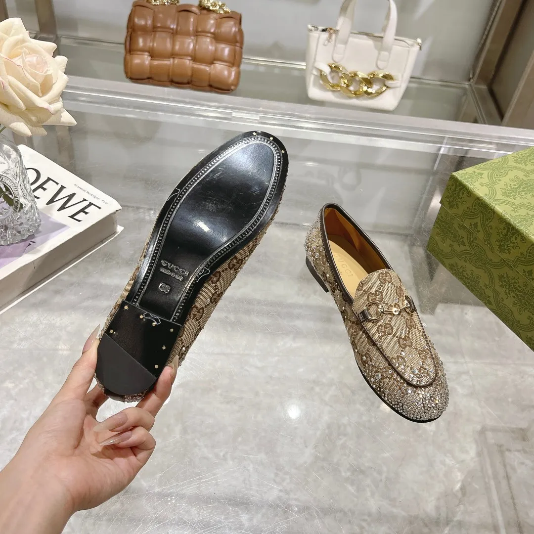 1819-1 杏G钻 &yen;280（35-41）作为Gucci设计传承的杰出代表，Jordaan系列饰马衔扣乐福鞋生动彰显经典优雅格调。这款鞋履采用品牌标志性字母图案帆布，成就隽永经典。这款鞋履材质柔软，廓形精致流畅，彰显日常优雅风范。 米色和深棕色GG帆布 女士 浅金色调配件 马衔扣 多刻面水晶细节 皮革鞋底 平底