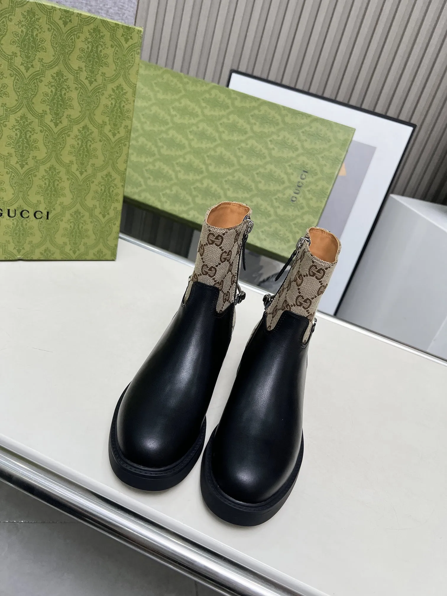 ❤️P260💰 Gucci古奇女士修长造型马衔扣踝靴， 这款靴子以优质亮面皮革匠心打造，巧妙融入修长造型马衔扣细节，致敬品牌源远流长的马术传承。经典廓形精致考究，诠释Gucci优雅美学。 面料：牛皮+牛里 码数：35-42#