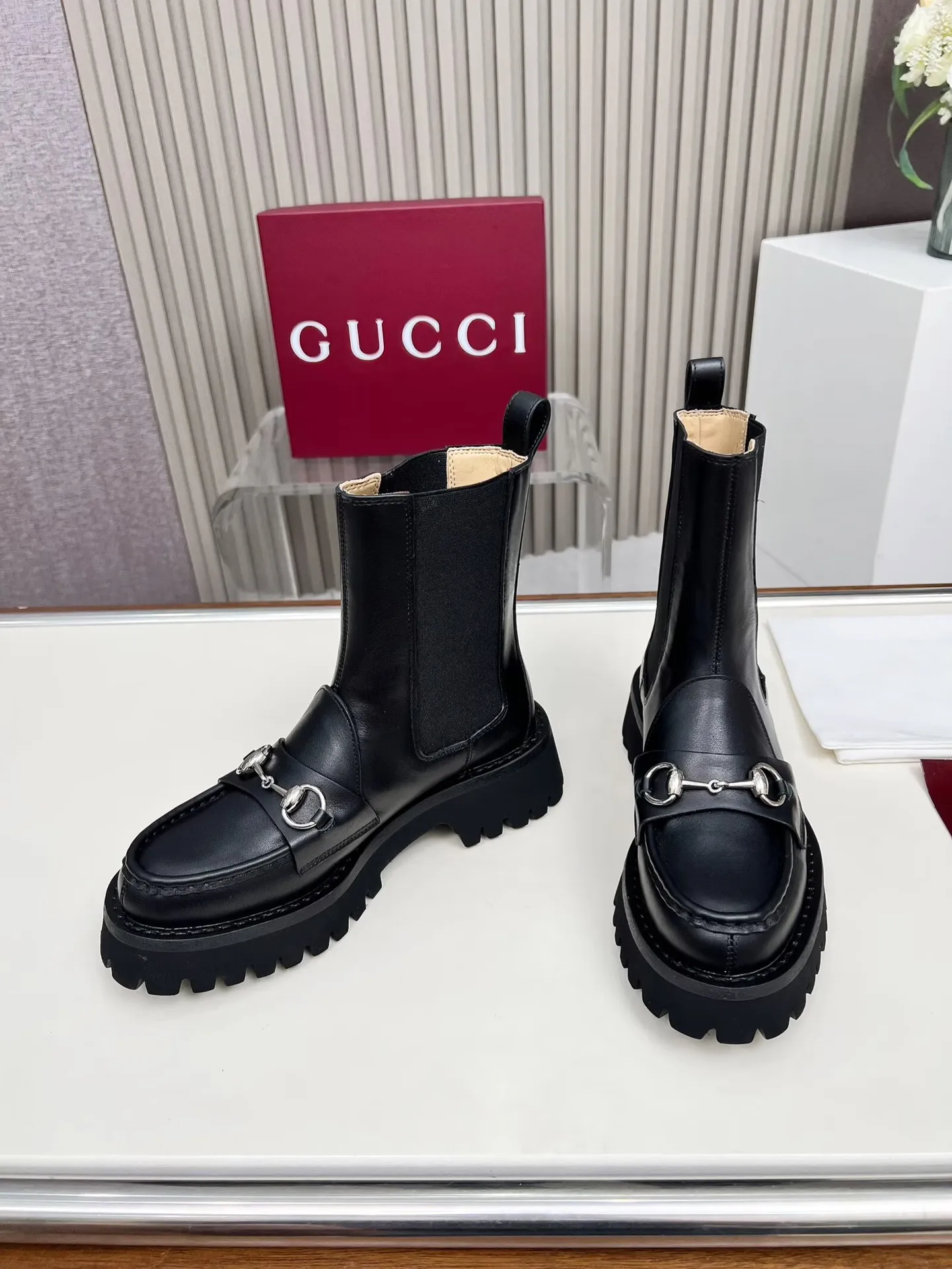 出厂价：310元 新版古琦GUCCI 热卖✅踝靴 🎉非常好搭配👍双侧松紧设计[强] 方便穿脱，特显复古英伦风，正面古琦饰扣装饰💎LOGO✅ 面料：进口牛皮🐂高丝光绒、内里/垫脚：牛里 颜色：黑色 焦糖色 咖啡色 3色任选 码数：35&mdash;42｛2头需定做｝ 跟高：5cm 包装：配有卡片、布袋。