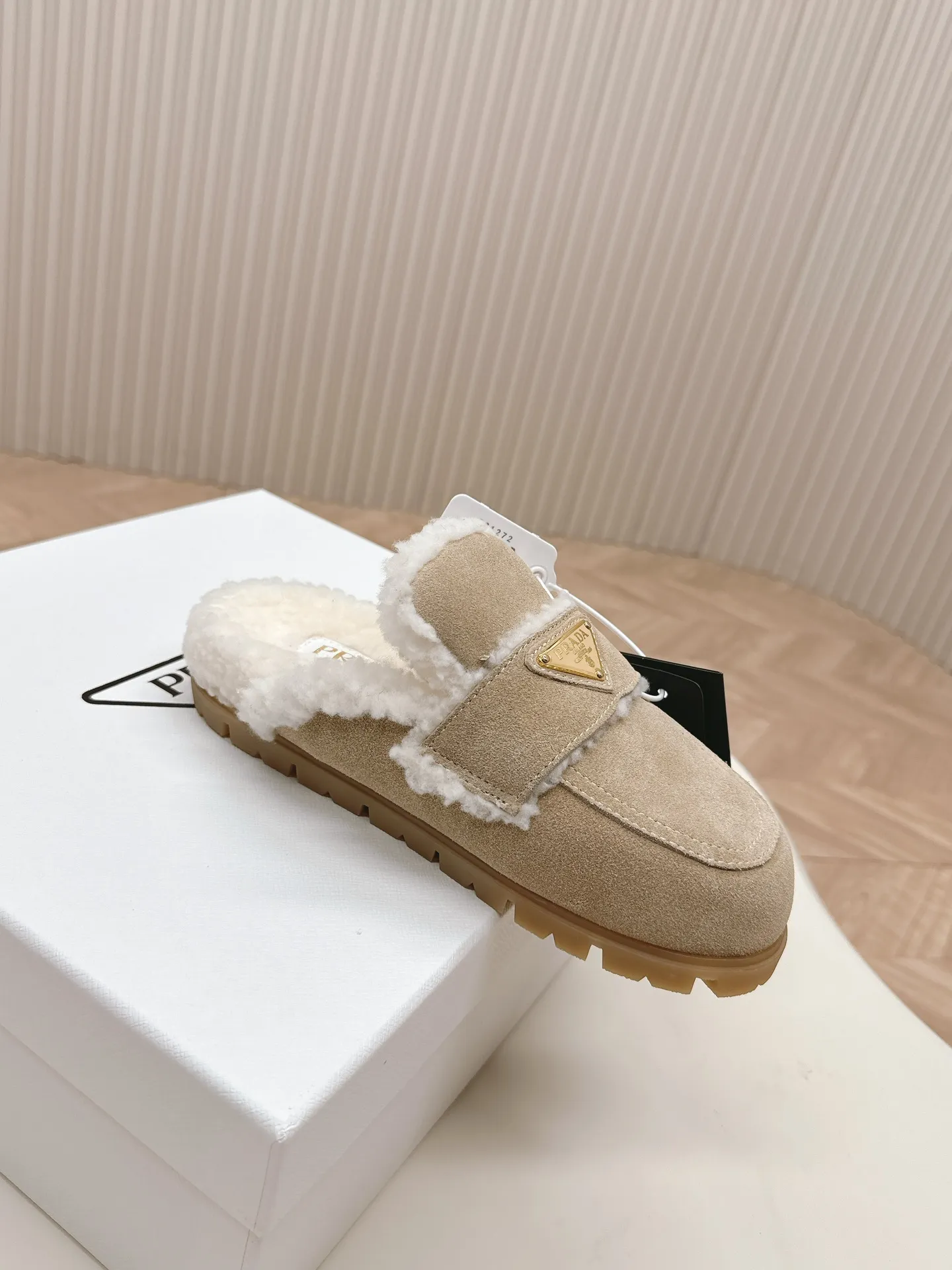 出240 最新系列!Prada 普拉达2024秋冬季新款毛拖鞋 三角扣面包包头半拖鞋 最新走秀系列 经典升级 舒适度与时髦度并存 每个颜色搭配都好看,设计搭配不同风格需求 鞋面:原版定制牛猄 内里: 羊毛 大底:原版开模防滑大底 鞋码: 35-40