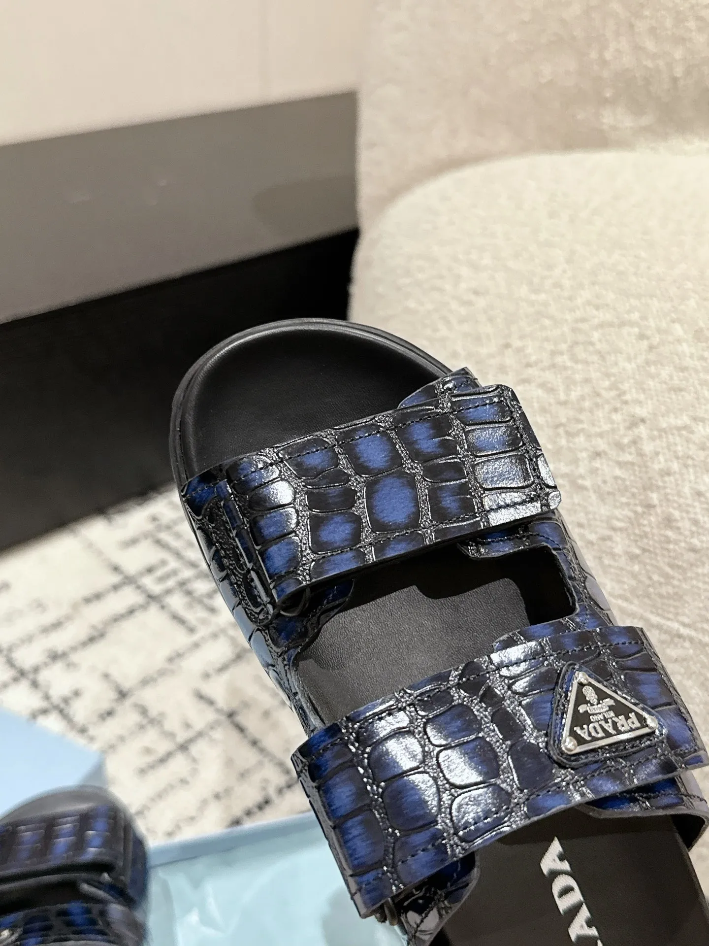 💰230男+10 #情侣款 Prada 普拉达 24/新款牛皮厚底拖鞋 Prada这款厚底拖鞋今年非常🔥爆，穿上（增高）休闲两不误，清爽的表现足以表达对鞋子的个个细节的把控。 ✔️面料：进口牛皮 ✔️内里：牛皮 ✔️码数：35-45（女40男45订做不退换）