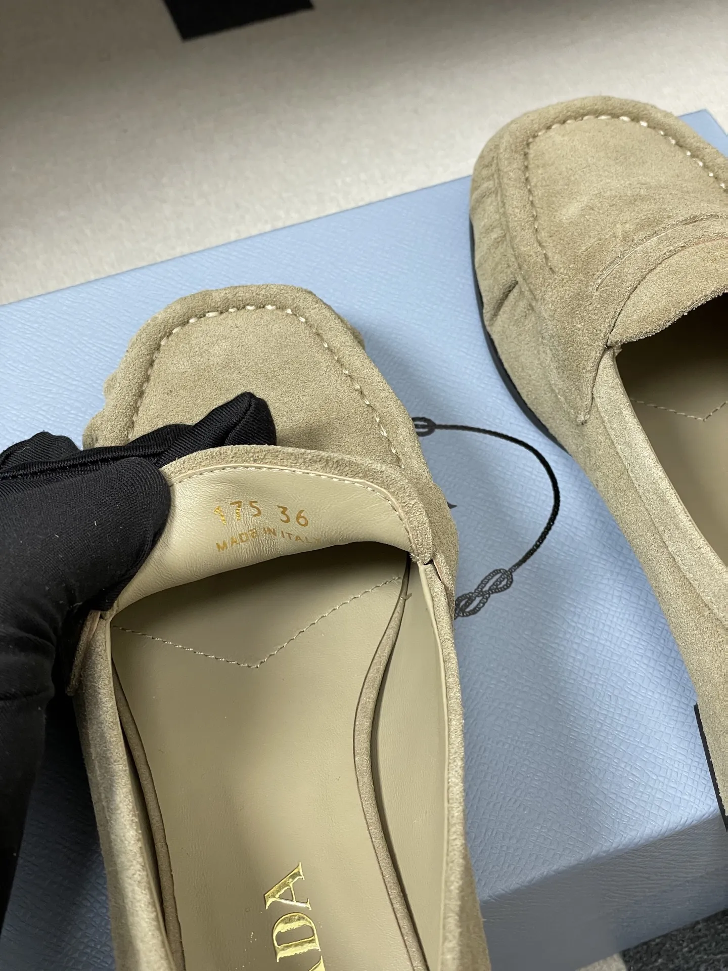 p310- 26Fw早春新款 Prada普拉达 褶皱一脚蹬乐福鞋老钱风麂皮单鞋 这款褶饰乐福鞋，选用优质皮革，柔软又耐用，鞋面褶皱设计超有辨识度!经典圆头+平底，日常通勤，休闲都能轻松驾驭。内衬和鞋垫都有PRADA标志，细节满分，低调又高级。百搭属性，无论牛仔裤还是裙装都能轻松hold住，是实用与时尚兼具的必备单品! 鞋面：油蜡小牛皮/高丝光牛反绒 内里垫脚：羊皮 鞋底：开模橡胶大底 码数：35-39（40.41定做不退换）