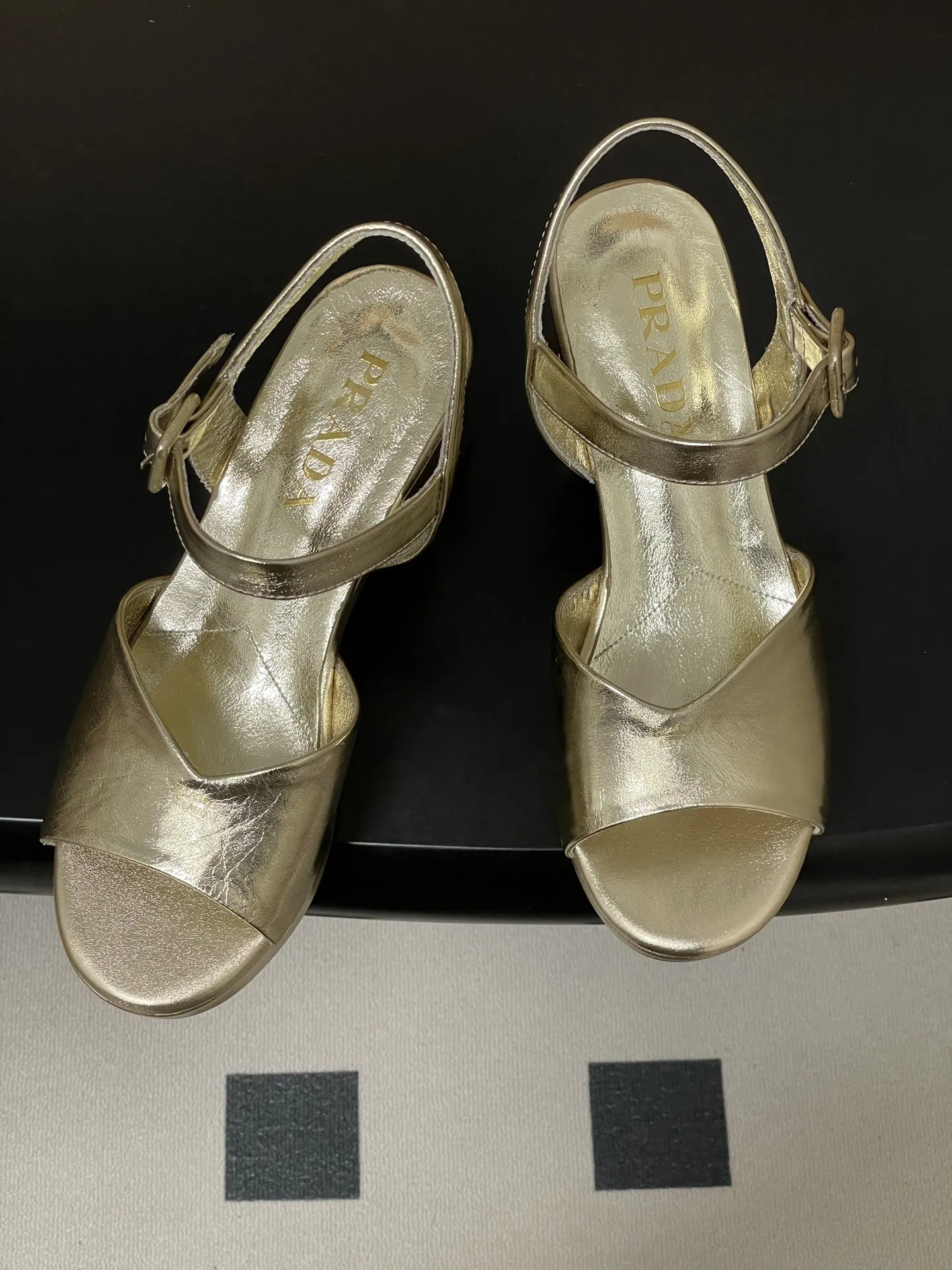 p310-顶级品质 26Aw春夏新款Prada 普拉达走秀款 鱼嘴露趾防水台高跟鞋复古老钱风露跟凉鞋 以90年代的复古凉鞋为灵感，鞋面采用交叉带设计，线条流畅利落，既修饰脚型又自带优雅氛围，是打造&ldquo;老钱风&rdquo;的核心单品。 露跟设计在保留优雅感的同时增添了轻盈与透气感，适配春夏季节或室内场合，也让复古鞋型更具实穿性。采用粗跟设计，在保证优雅感的同时提升了行走稳定性，解决了&ldquo;好看的鞋不好走&rdquo;的痛点。 鞋面：定制羊猄皮/贴膜羊皮 内里垫脚：羊皮 鞋底：意大利注塑真皮大底 跟高：8cm 码数：35-39（40.41.42定做不退换）