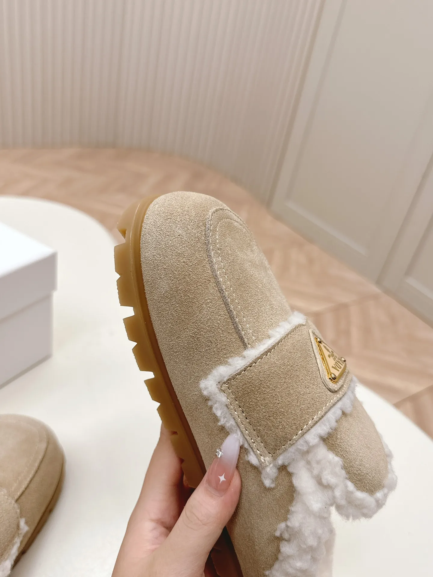 出240 最新系列！Prada 普拉达2024秋冬季新款毛拖鞋 三角扣面包包头半拖鞋 最新走秀系列 经典升级 舒适度与时髦度并存 每个颜色搭配都好看，设计搭配不同风格需求 鞋面：原版定制牛猄 内里: 羊毛 大底：原版开模防滑大底 鞋码: 35-40