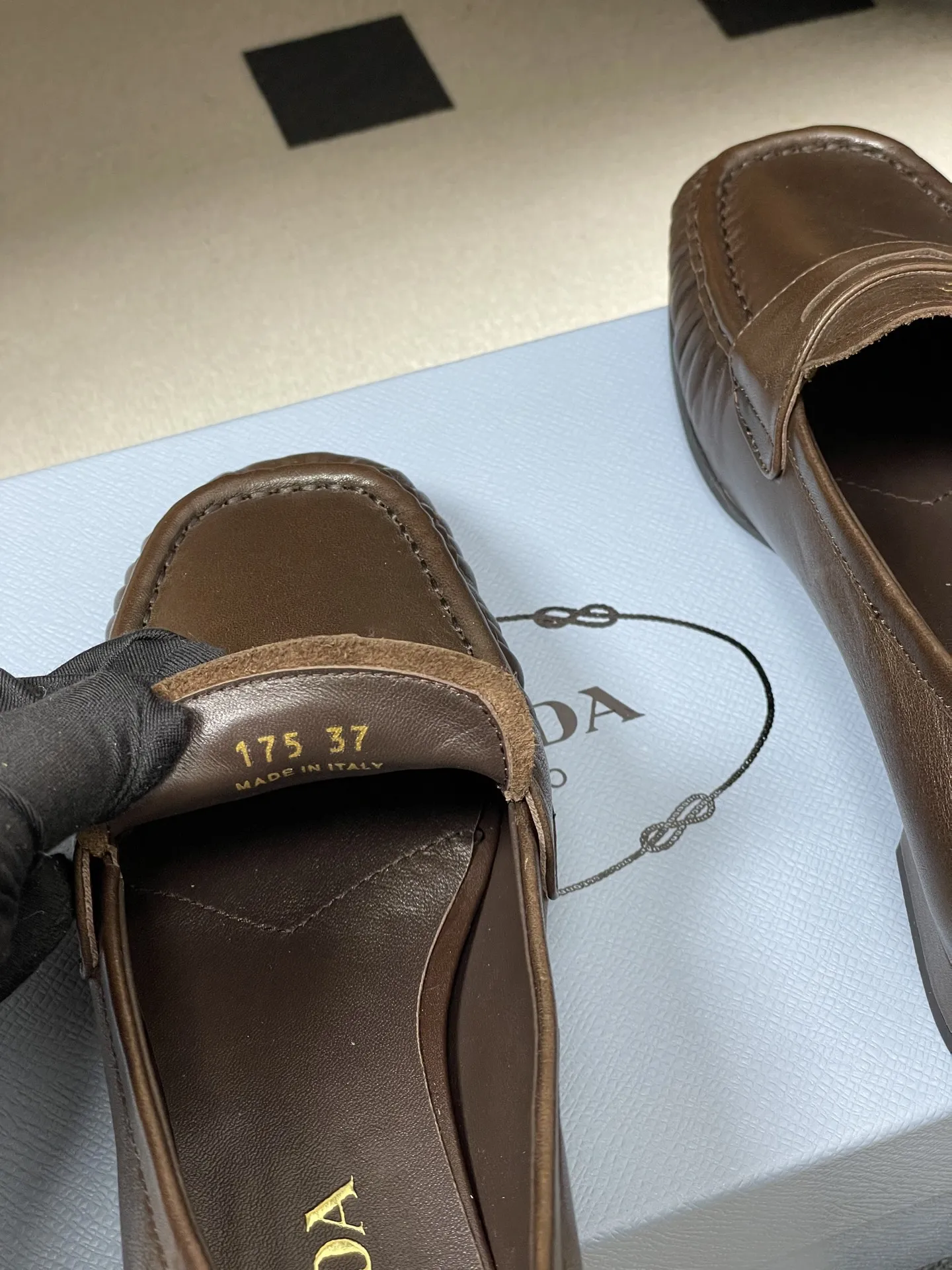 p310- 26Fw早春新款 Prada普拉达 褶皱一脚蹬乐福鞋老钱风麂皮单鞋 这款褶饰乐福鞋,选用优质皮革,柔软又耐用,鞋面褶皱设计超有辨识度!经典圆头+平底,日常通勤,休闲都能轻松驾驭。内衬和鞋垫都有PRADA标志,细节满分,低调又高级。百搭属性,无论牛仔裤还是裙装都能轻松hold住,是实用与时尚兼具的必备单品! 鞋面:油蜡小牛皮/高丝光牛反绒 内里垫脚:羊皮 鞋底:开模橡胶大底 码数:35-39(40.41定做不退换)