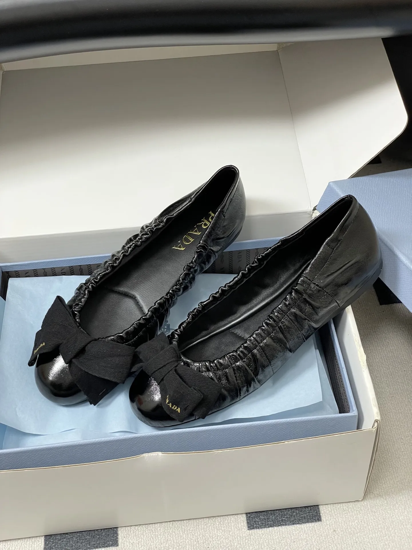 p310-顶级品质(配高档飞机盒✈️) 26Ss早春新款Prada普拉达 法式大蝴蝶结芭蕾舞鞋褶皱玛丽珍单鞋超软超舒服平底船鞋 这款蝴蝶结芭蕾舞鞋,柔软细腻,黑色蝴蝶结点缀,法式优雅复古感满满。鞋型贴合脚部,松紧口设计,穿着舒适不勒脚,适合长时间行走。金色光泽在光线下超吸睛,无论裙装还是裤装都能轻松驾驭,日常或正式场合都很出彩。鞋底轻便,兼具美观与实用,是芭蕾舞鞋爱好者的理想选择!鞋面的褶皱设计很软乎,踩上去像踩在云朵上,暴走一天也不累脚,配裤子慵懒松弛,配裙子又成了甜系公主,一鞋多搭太香了~ 5毫米一体式鞋底,饰有热压徽标 鞋面:定制羊皮/羊猄皮/马毛/皱羊漆皮 内里垫脚:羊皮 鞋底:原版开模橡胶大底 码数:35-39(40.41定做不退换)