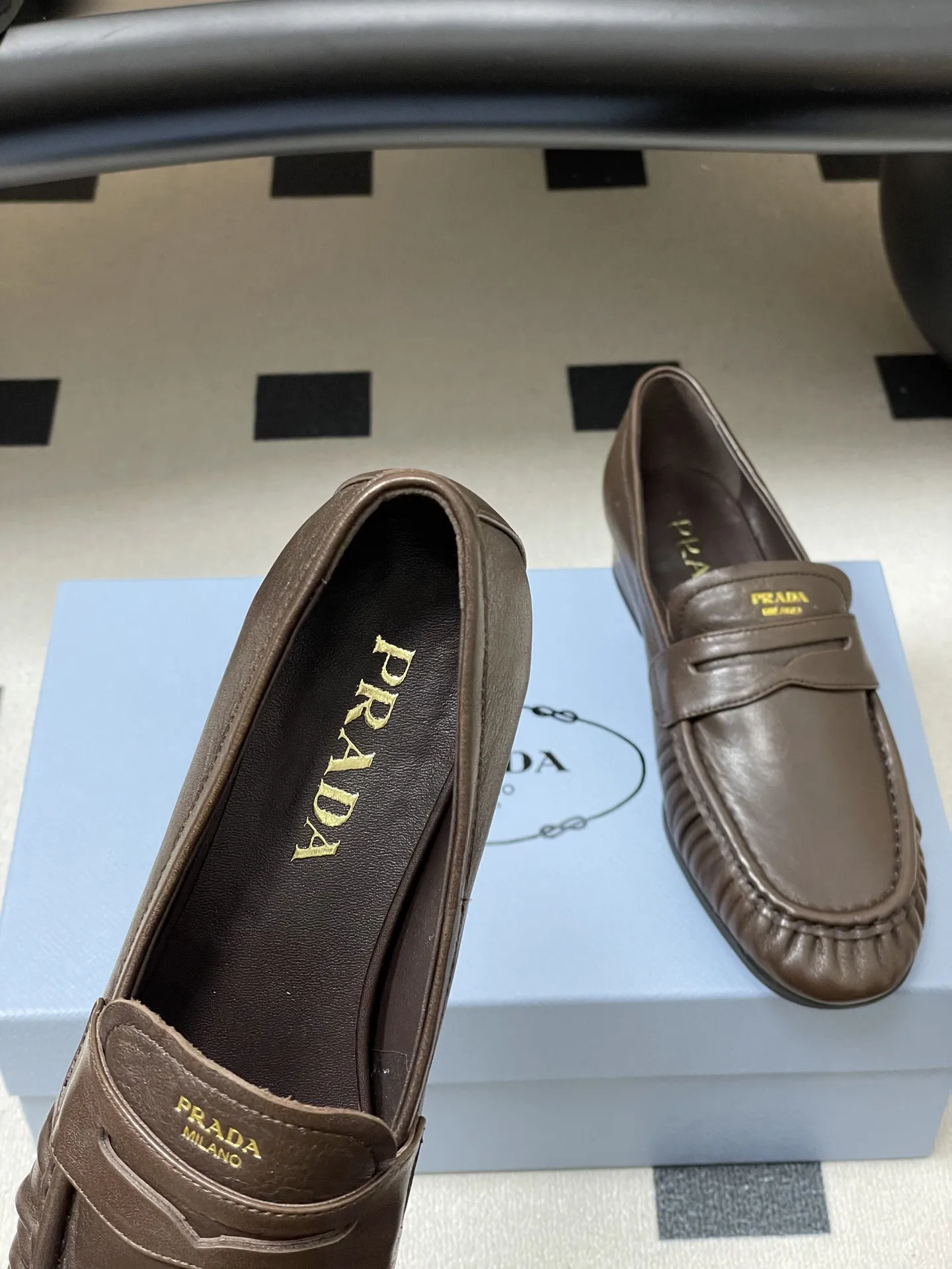 p310- 26Fw早春新款 Prada普拉达 褶皱一脚蹬乐福鞋老钱风麂皮单鞋 这款褶饰乐福鞋,选用优质皮革,柔软又耐用,鞋面褶皱设计超有辨识度!经典圆头+平底,日常通勤,休闲都能轻松驾驭。内衬和鞋垫都有PRADA标志,细节满分,低调又高级。百搭属性,无论牛仔裤还是裙装都能轻松hold住,是实用与时尚兼具的必备单品! 鞋面:油蜡小牛皮/高丝光牛反绒 内里垫脚:羊皮 鞋底:开模橡胶大底 码数:35-39(40.41定做不退换)