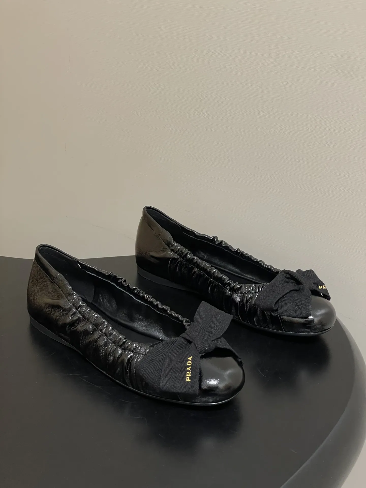 p310-顶级品质(配高档飞机盒✈️) 26Ss早春新款Prada普拉达 法式大蝴蝶结芭蕾舞鞋褶皱玛丽珍单鞋超软超舒服平底船鞋 这款蝴蝶结芭蕾舞鞋,柔软细腻,黑色蝴蝶结点缀,法式优雅复古感满满。鞋型贴合脚部,松紧口设计,穿着舒适不勒脚,适合长时间行走。金色光泽在光线下超吸睛,无论裙装还是裤装都能轻松驾驭,日常或正式场合都很出彩。鞋底轻便,兼具美观与实用,是芭蕾舞鞋爱好者的理想选择!鞋面的褶皱设计很软乎,踩上去像踩在云朵上,暴走一天也不累脚,配裤子慵懒松弛,配裙子又成了甜系公主,一鞋多搭太香了~ 5毫米一体式鞋底,饰有热压徽标 鞋面:定制羊皮/羊猄皮/马毛/皱羊漆皮 内里垫脚:羊皮 鞋底:原版开模橡胶大底 码数:35-39(40.41定做不退换)