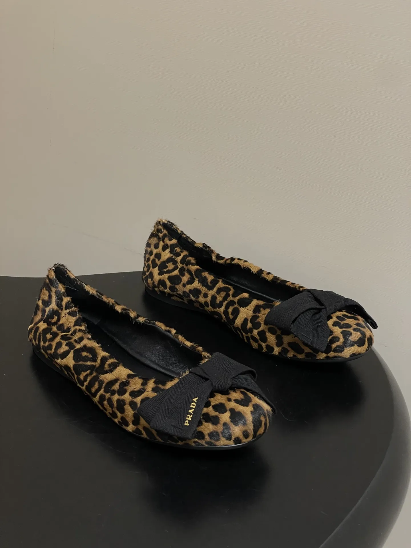 p310-顶级品质(配高档飞机盒✈️) 26Ss早春新款Prada普拉达 法式大蝴蝶结芭蕾舞鞋褶皱玛丽珍单鞋超软超舒服平底船鞋 这款蝴蝶结芭蕾舞鞋,柔软细腻,黑色蝴蝶结点缀,法式优雅复古感满满。鞋型贴合脚部,松紧口设计,穿着舒适不勒脚,适合长时间行走。金色光泽在光线下超吸睛,无论裙装还是裤装都能轻松驾驭,日常或正式场合都很出彩。鞋底轻便,兼具美观与实用,是芭蕾舞鞋爱好者的理想选择!鞋面的褶皱设计很软乎,踩上去像踩在云朵上,暴走一天也不累脚,配裤子慵懒松弛,配裙子又成了甜系公主,一鞋多搭太香了~ 5毫米一体式鞋底,饰有热压徽标 鞋面:定制羊皮/羊猄皮/马毛/皱羊漆皮 内里垫脚:羊皮 鞋底:原版开模橡胶大底 码数:35-39(40.41定做不退换)