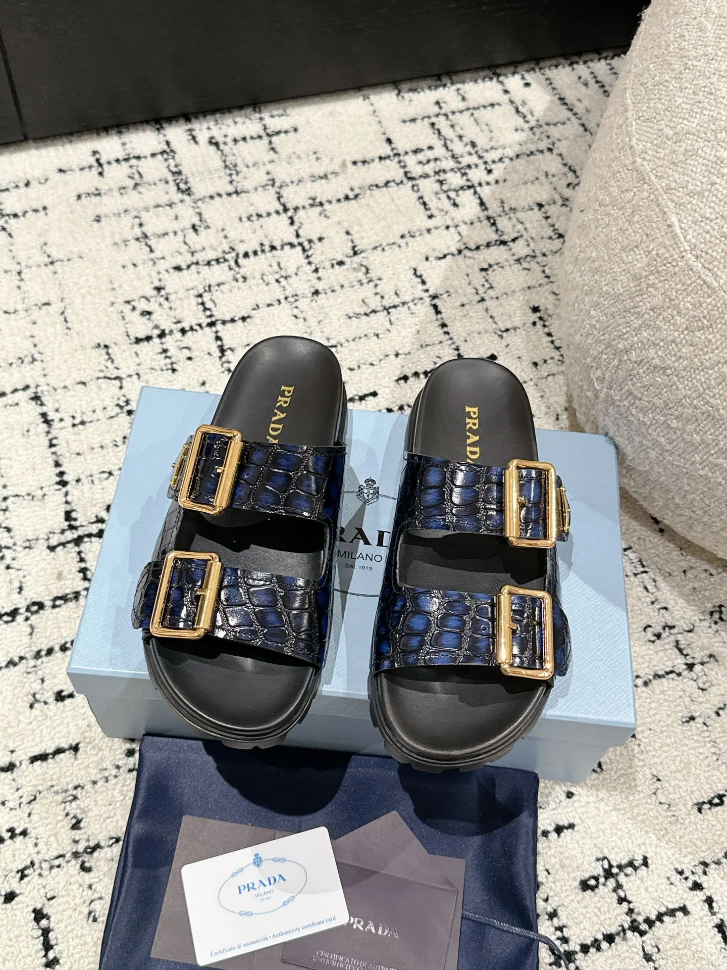 💰230男+10 #情侣款 Prada 普拉达 24/新款牛皮厚底拖鞋 Prada这款厚底拖鞋今年非常🔥爆,穿上(增高)休闲两不误,清爽的表现足以表达对鞋子的个个细节的把控。 ✔️面料:进口牛皮 ✔️内里:牛皮 ✔️码数:35-45(女40男45订做不退换)