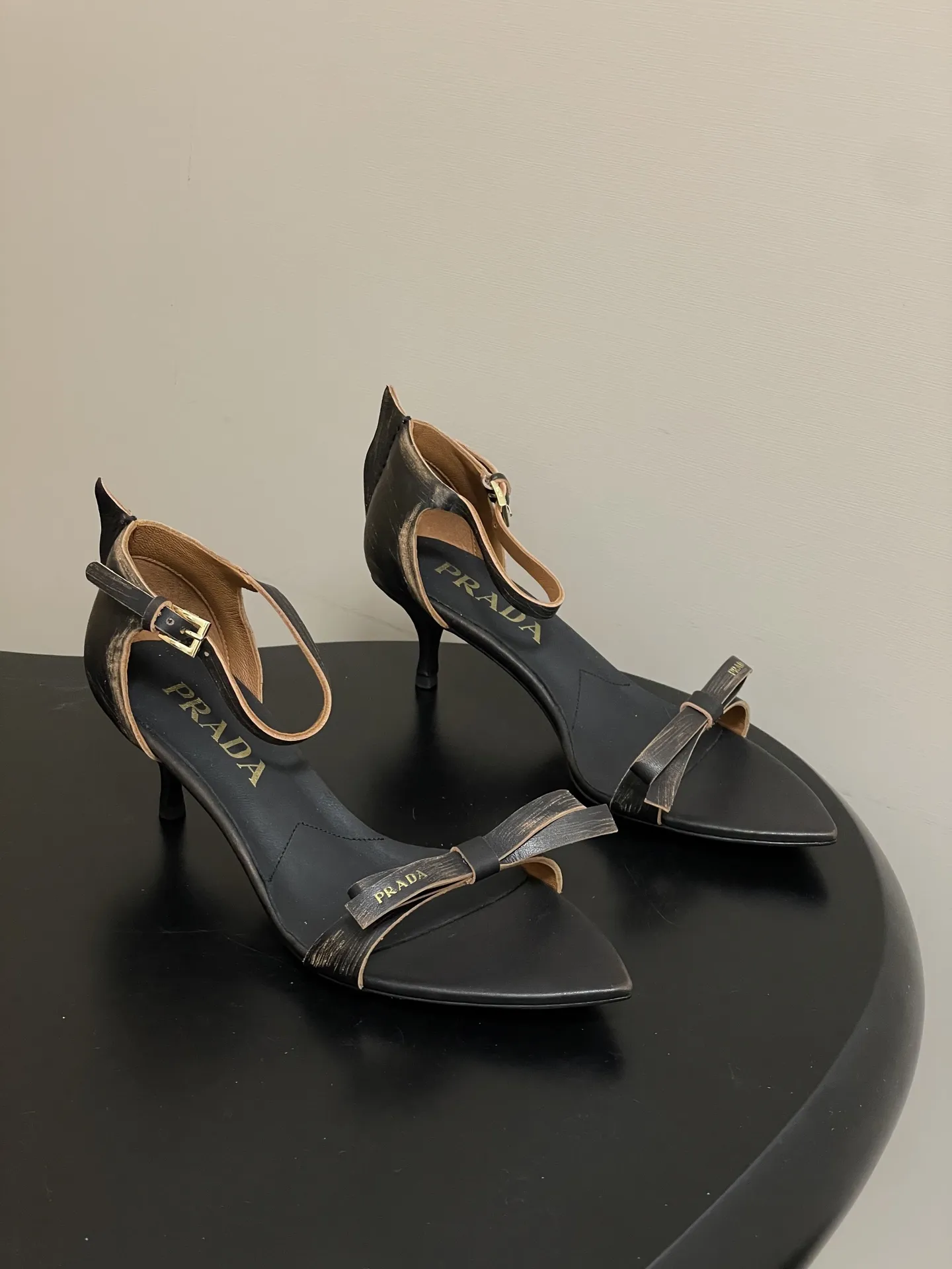 p340-顶级品质(配高档飞机盒✈️) 26Aw春夏新款Prada 普拉达走秀款尖头做旧蝴蝶结高跟凉鞋 复古老钱风露趾凉鞋 未来科技感满满 时尚界久违的极简之美 时髦又精致 日常穿出高级感 强烈的线条和大胆的细节将象征女性魅力的高跟鞋转变为独特而非传统的设计。尖头廓形采用做旧皮革,具有明显的缝线和故意未完成的原始切割边缘。精致的细高跟完美呈现出此款鞋履的多面风格。 选用优质皮革材质,质感高级,且有做旧效果的纹理,呈现出复古又摩登的质感,工艺精细,体现品牌高端品质。细高跟设计,提升穿着者气场,同时保持了较好的稳定性,适合日常通勤或特殊场合穿着。 鞋面:做旧小牛皮 内里垫脚:羊皮 鞋底:意大利注塑真皮大底 跟高:8.5cm/5.5cm 码数:35-39(40.41.42定做不退换)