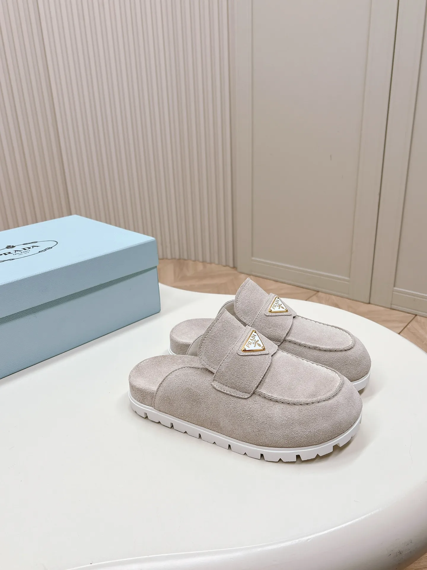 出240 最新系列!Prada 普拉达2024春夏新款凉鞋 三角扣面包包头半拖鞋 最新走秀系列 经典升级 舒适度与时髦度并存 每个颜色搭配都好看,设计搭配不同风格需求 鞋面:原版定制牛猄 内里: 原版定制羊皮内里,牛皮 垫脚 大底:原版开模防滑大底 鞋码: 35-40