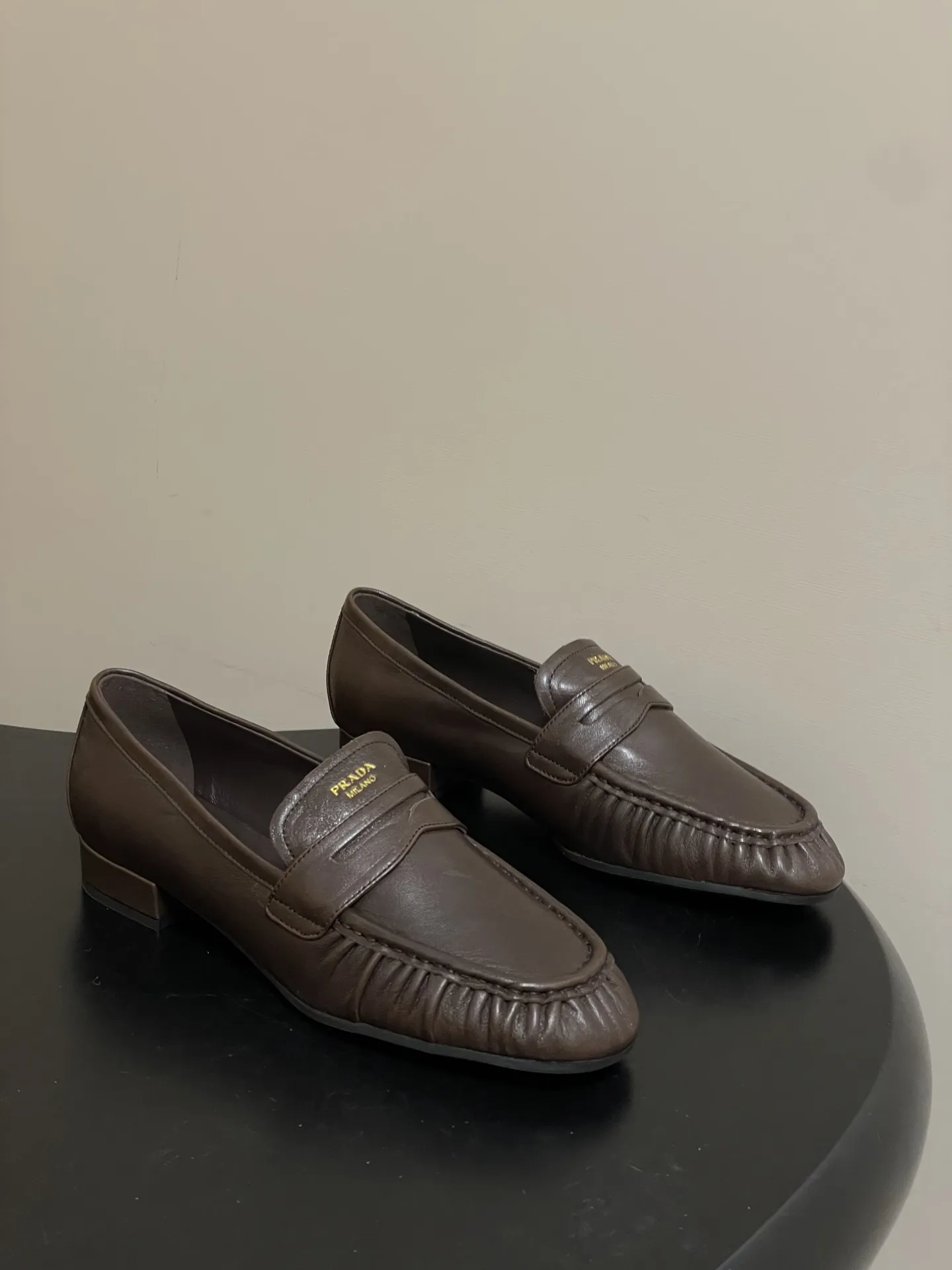 p310- 26Fw早春新款 Prada普拉达 褶皱一脚蹬乐福鞋老钱风麂皮单鞋 这款褶饰乐福鞋,选用优质皮革,柔软又耐用,鞋面褶皱设计超有辨识度!经典圆头+平底,日常通勤,休闲都能轻松驾驭。内衬和鞋垫都有PRADA标志,细节满分,低调又高级。百搭属性,无论牛仔裤还是裙装都能轻松hold住,是实用与时尚兼具的必备单品! 鞋面:油蜡小牛皮/高丝光牛反绒 内里垫脚:羊皮 鞋底:开模橡胶大底 码数:35-39(40.41定做不退换)