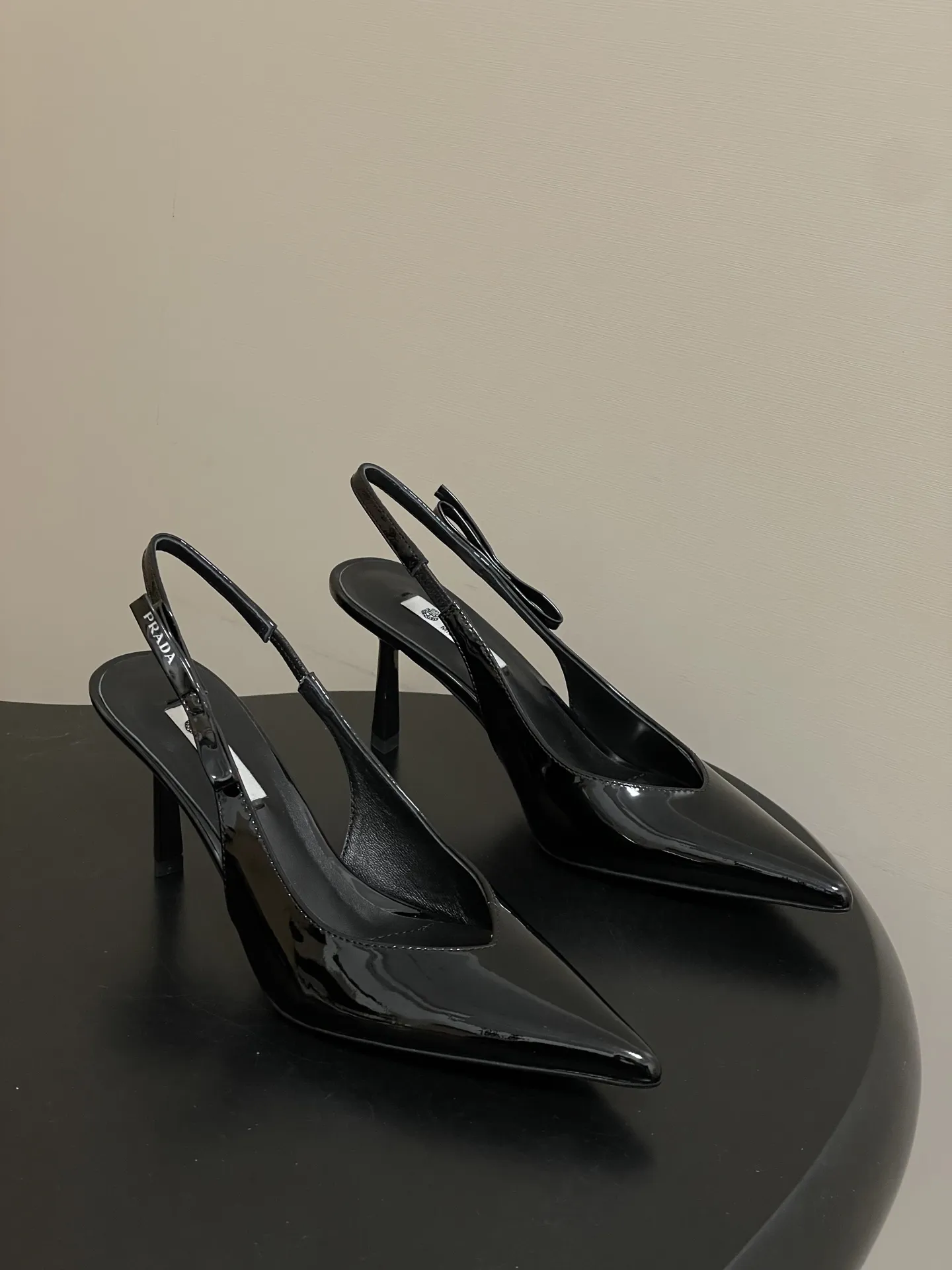 p300-顶级品质(配高档飞机盒✈️) 26Ss春夏新款Prada 普拉达最新走秀款尖头蝴蝶结高跟鞋 复古老钱风露跟凉鞋 时尚界久违的极简之美 时髦又精致 日常穿出高级感 强烈的线条和大胆的细节将象征女性魅力的高跟鞋转变为独特而非传统的设计。尖头廓形采用牛皮革,具有明显的缝线和故意未完成的原始切割边缘。精致的细高跟完美呈现出此款鞋履的多面风格。 选用优质皮革材质,质感高级,呈现出复古又摩登的质感,工艺精细,体现品牌高端品质。细高跟设计,提升穿着者气场,同时保持了较好的稳定性,适合日常通勤或特殊场合穿着。 鞋面:牛漆皮/小羊皮/马毛 内里垫脚:羊皮 鞋底:意大利真皮大底 跟高:7.5cm 码数:35-39(40.41定做不退换)
