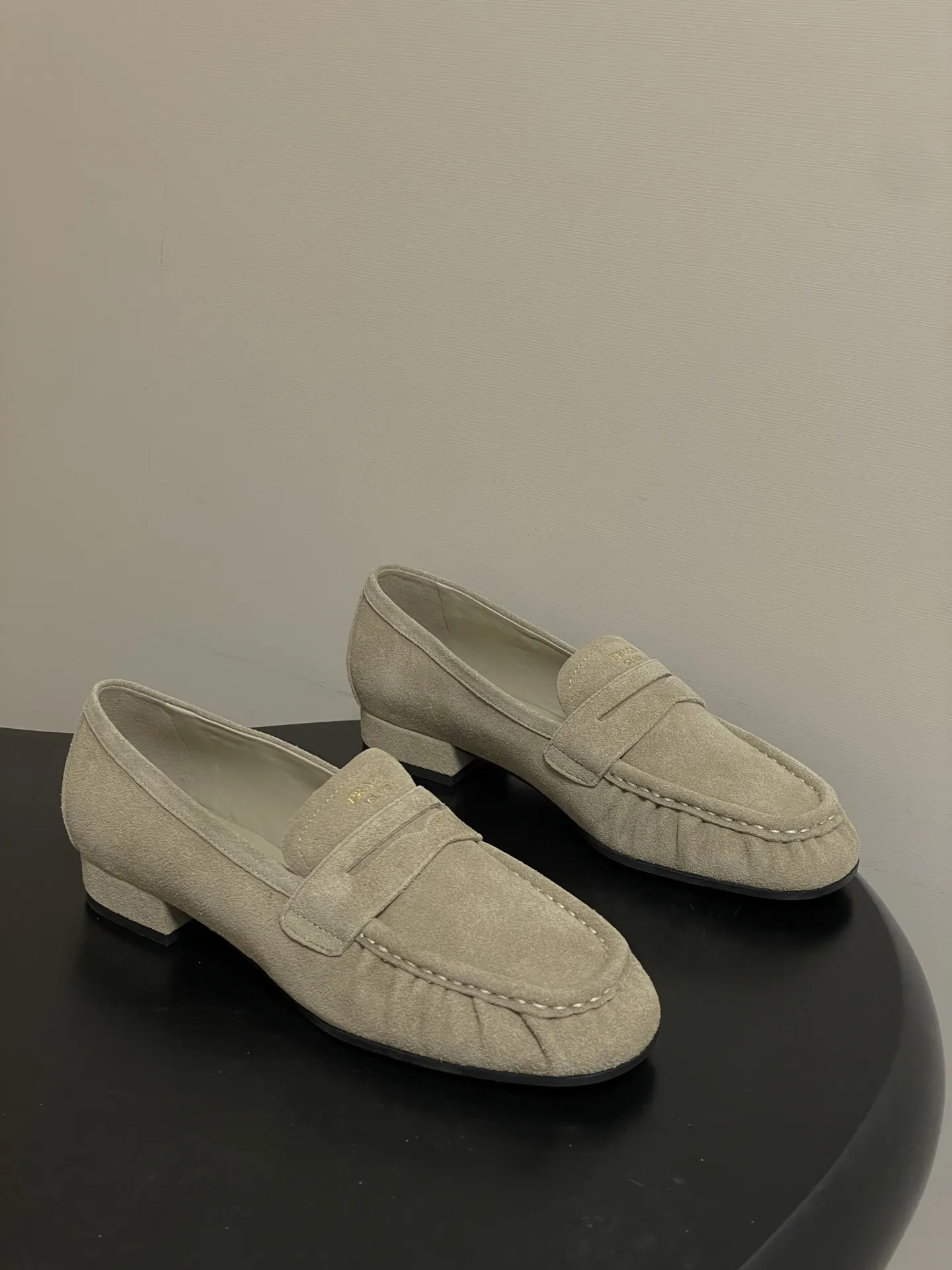 p310- 26Fw早春新款 Prada普拉达 褶皱一脚蹬乐福鞋老钱风麂皮单鞋 这款褶饰乐福鞋，选用优质皮革，柔软又耐用，鞋面褶皱设计超有辨识度!经典圆头+平底，日常通勤，休闲都能轻松驾驭。内衬和鞋垫都有PRADA标志，细节满分，低调又高级。百搭属性，无论牛仔裤还是裙装都能轻松hold住，是实用与时尚兼具的必备单品! 鞋面：油蜡小牛皮/高丝光牛反绒 内里垫脚：羊皮 鞋底：开模橡胶大底 码数：35-39（40.41定做不退换）