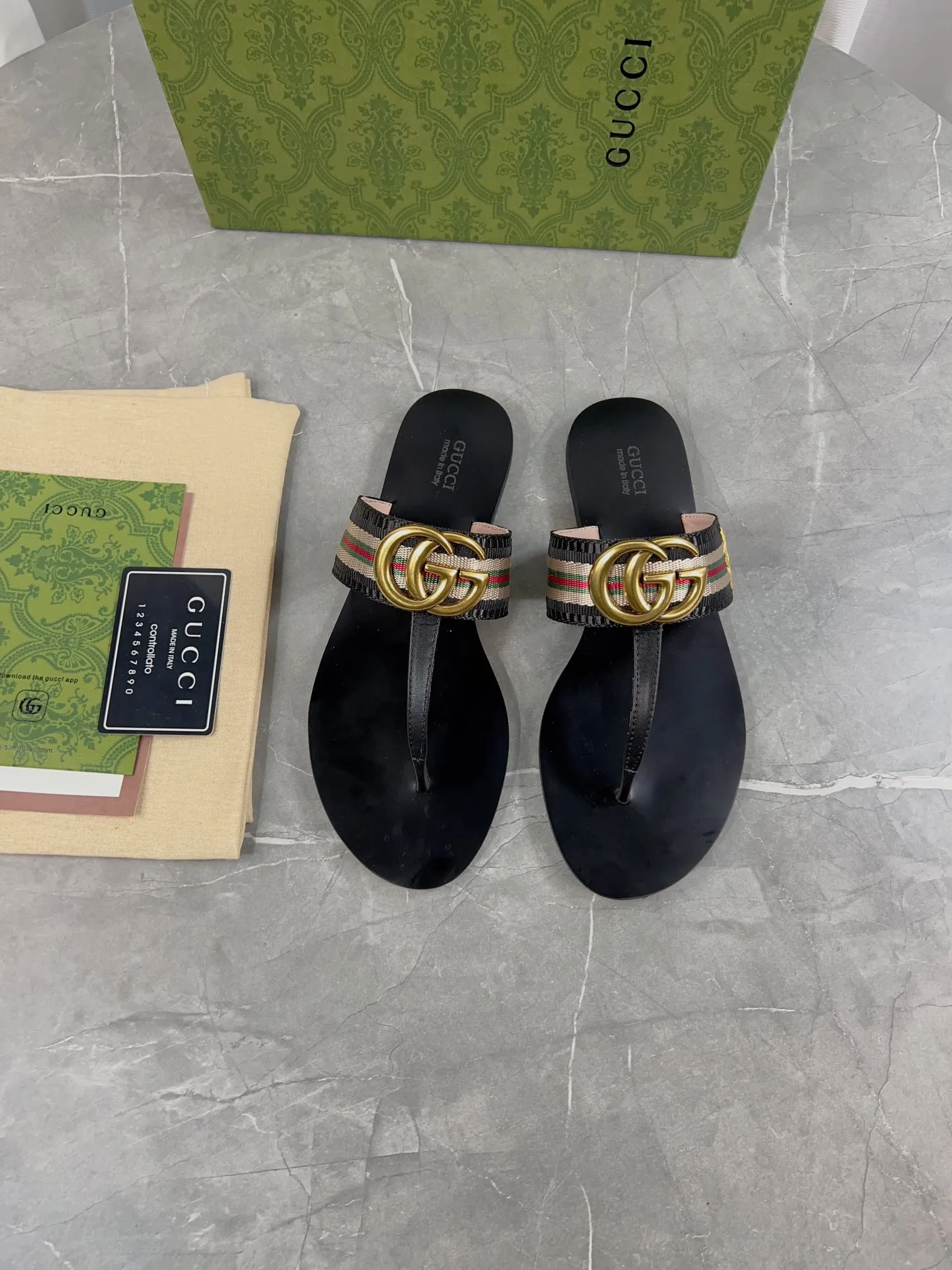 特批：💰💰130 升级版【Gucci】古琦双G扣织带方头平底拖鞋，贸易公司订单，面料小牛皮，内里羊皮👮小蜜蜂大底超好看实物比鞋子好看1⃣0⃣0⃣倍[呲牙]Gucc早春经典爆款T字平底夹脚人字拖鞋🌼专柜原版复刻1:1制作，G家标志性进口牛皮鞋面搭配原版五金双G金属装饰，实物要比照片好看1⃣百倍，内里采用丝滑山羊皮💦夏季必备凉拖鞋，真正的独家开大底，拒绝敷衍。现货现货正码35-42(43 44 45定做，满足一切需求[偷笑])