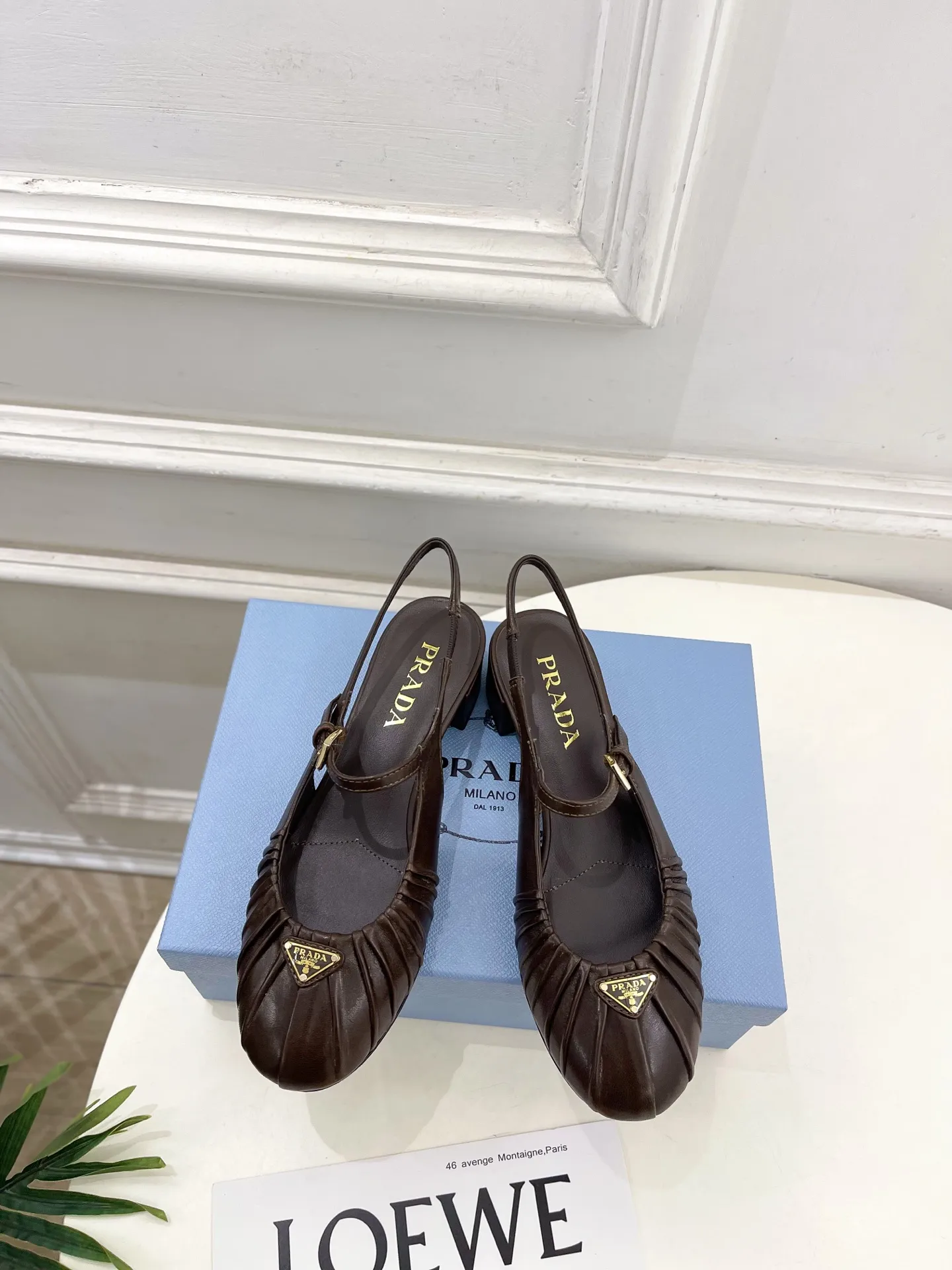 PRADA 普拉达 26𝐬𝐬 🌈2026早春新款 专柜走秀款 经典三角标褶皱玛丽珍后空凉鞋系列〰 ◽鞋面:高定制羊皮 ◽️ 内里:进口水染羊皮 ◽大底:原版进口真皮大底 ◽️ 跟高:3.5cm ◽鞋码: 35-39(40、41定做不退换) ◽出厂价:💰310(下单注明:飞机盒➕10)