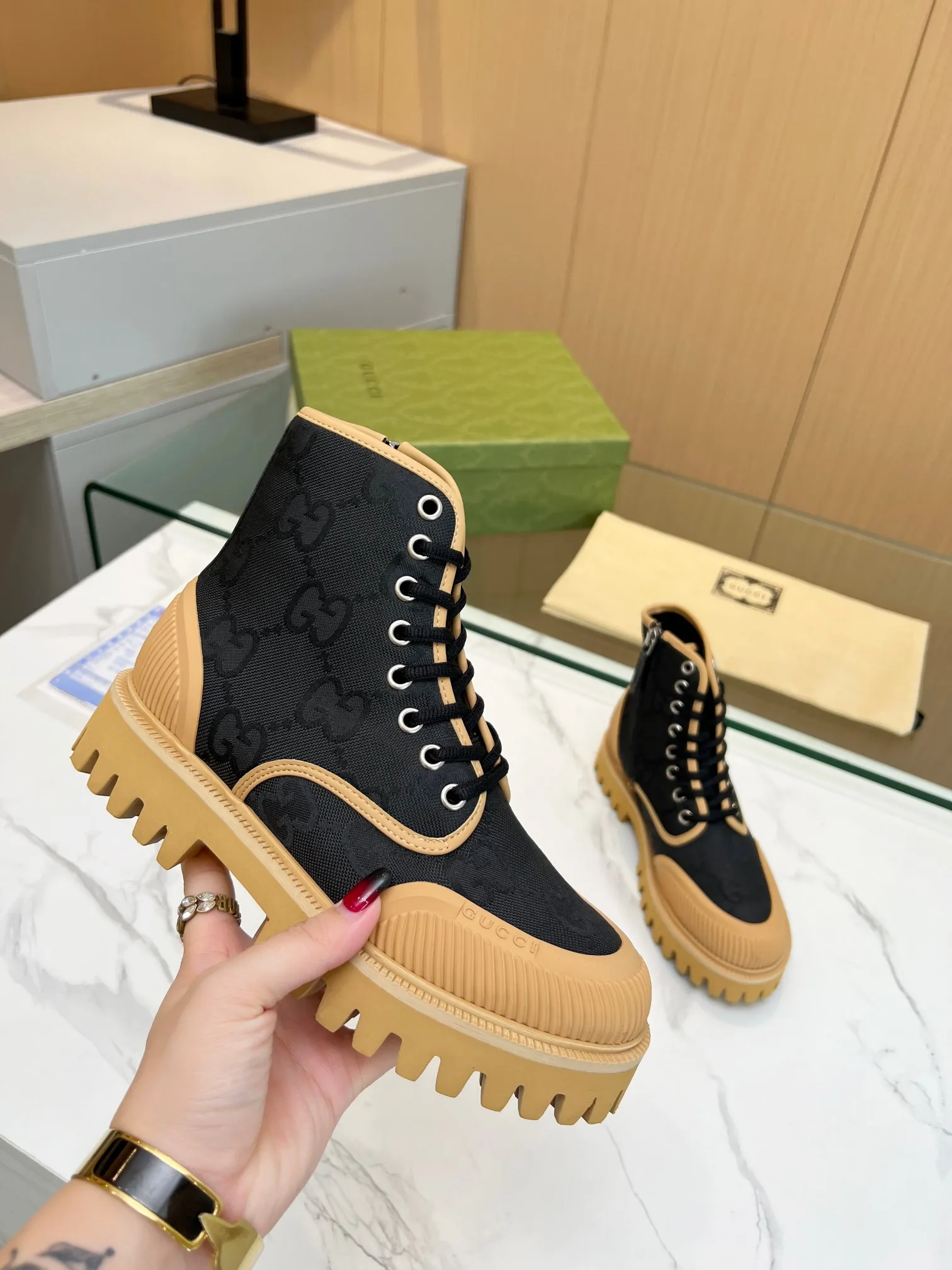 ❤️P250💰 男款+10 2023Gucci帆布裸靴鞋，一比一复刻。适合秋冬款。打造属于完美的风格炸街款又酷又飒 C位时髦穿搭 带复古加未来感经典鞋 超耐看。 原版倒模楦型，进口高端织针提花布呈现出精致质感！大底原版开模EVA发泡耐磨底+前后包头。上脚轻松舒适。 码数:女35-41 男39-46＃