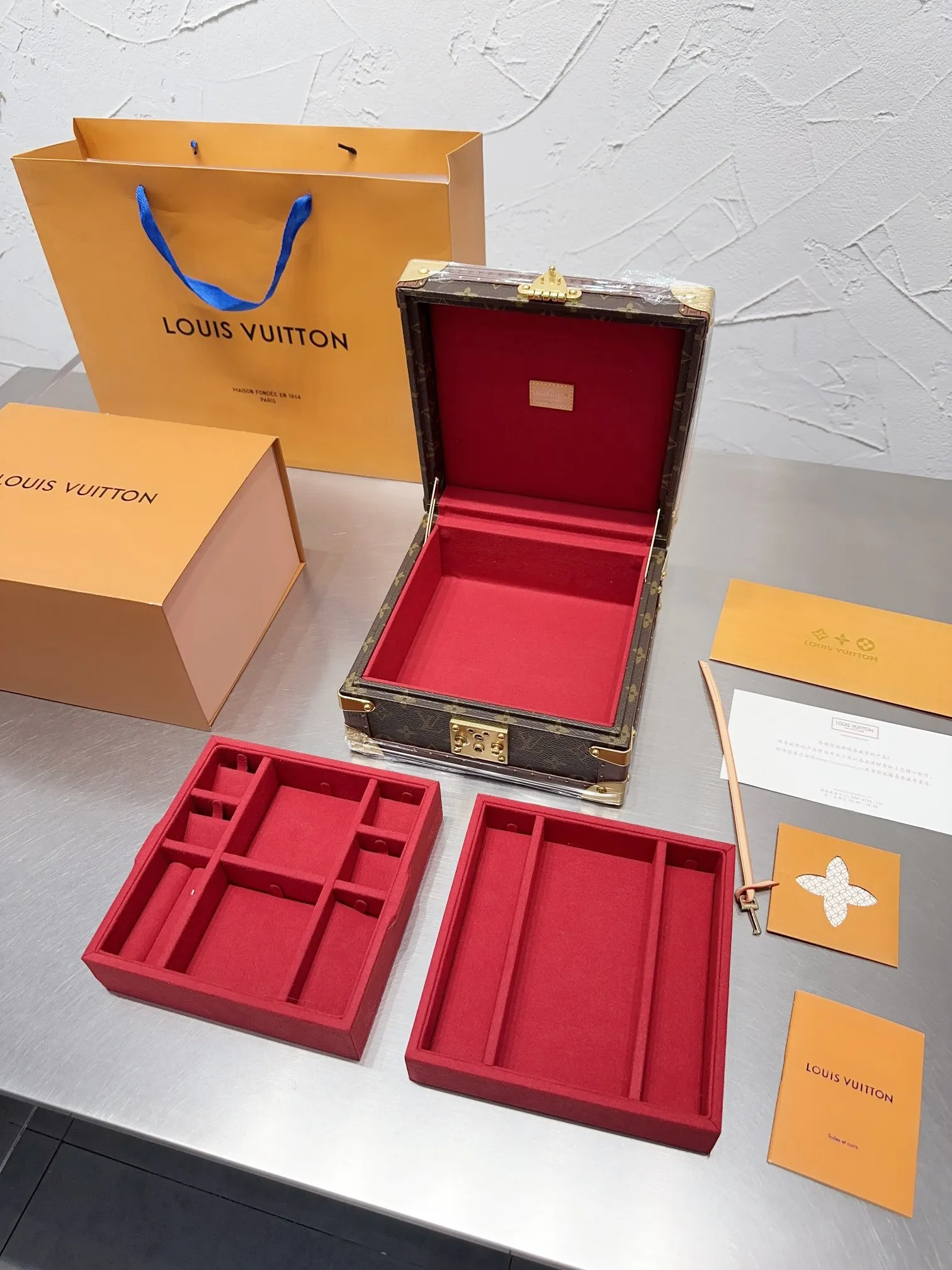 p540 种草| LV VOLT珠宝系列 不得不说,这次由路易威登珠宝艺术总监Francesca全力打造的LVVOLT系列突破了以往珠宝系列仅为女性客户设计的框架,这次的VOLT给人感觉真的又摩登又刚 还有这个粉色的首饰盒,摆在家里瞬间提升品味,功能与颜值俱佳,简直太爱了国