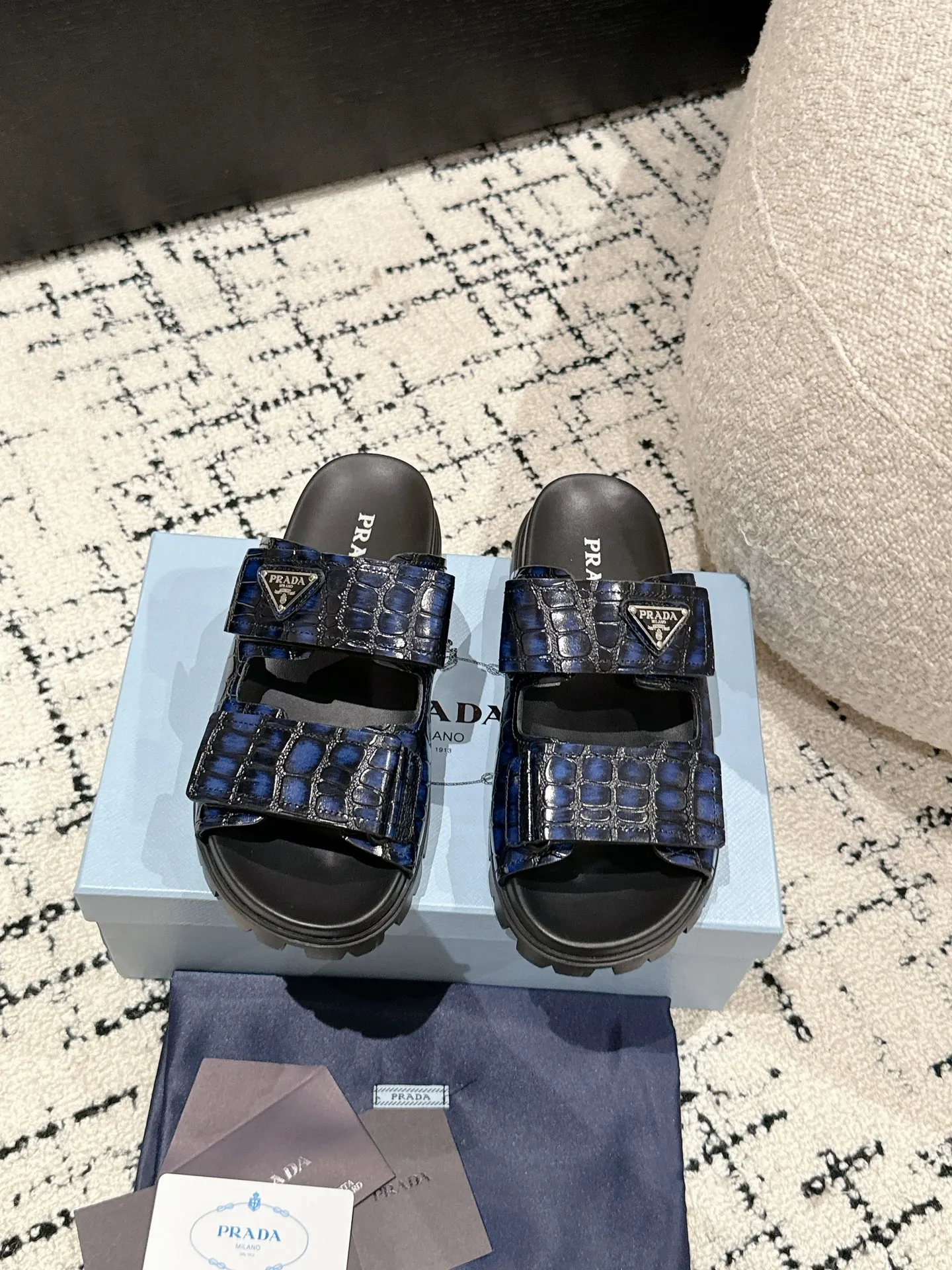 💰230男+10 #情侣款 Prada 普拉达 24/新款牛皮厚底拖鞋 Prada这款厚底拖鞋今年非常🔥爆,穿上(增高)休闲两不误,清爽的表现足以表达对鞋子的个个细节的把控。 ✔️面料:进口牛皮 ✔️内里:牛皮 ✔️码数:35-45(女40男45订做不退换)