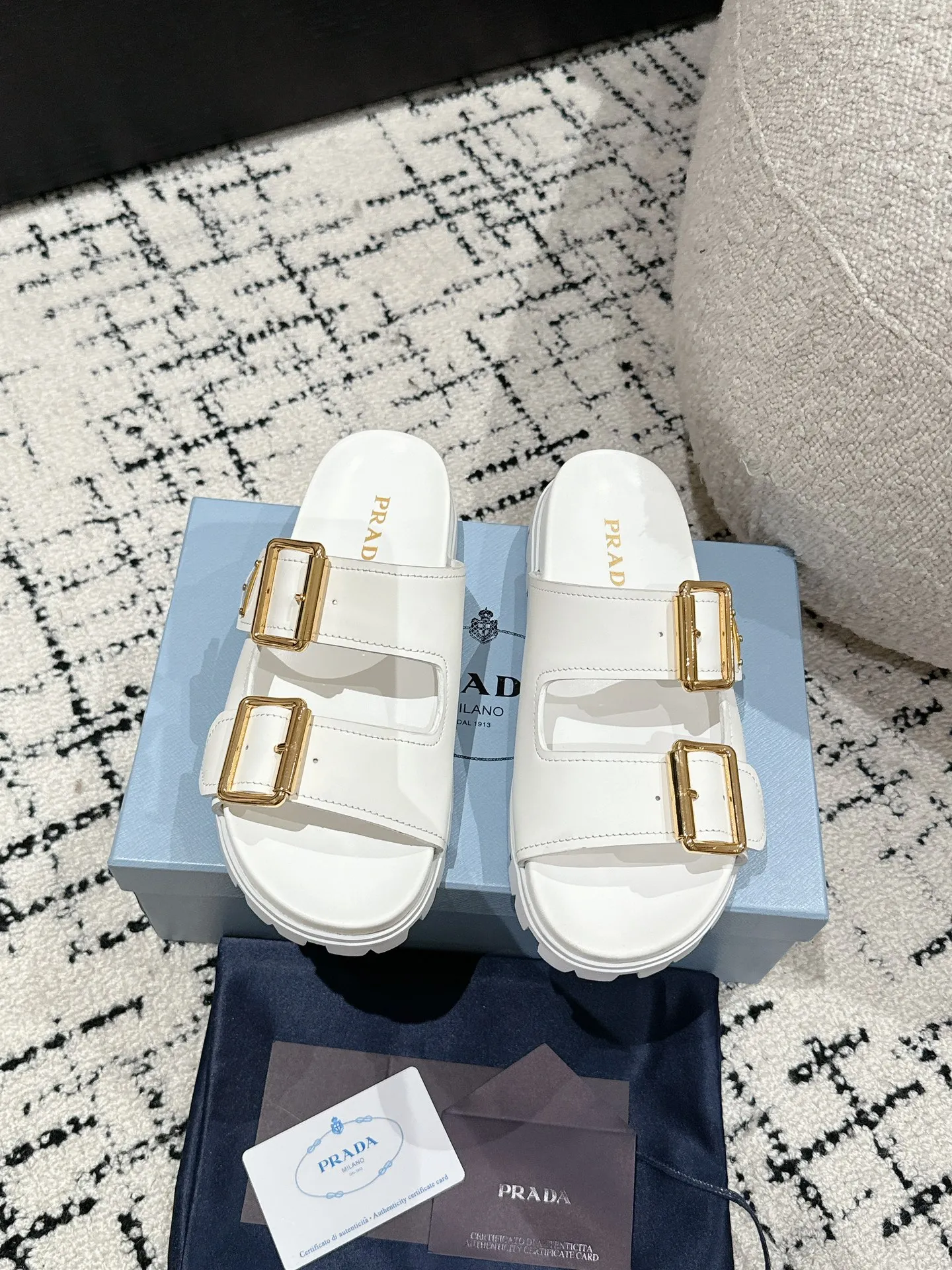 💰230男+10 #情侣款 Prada 普拉达 24/新款牛皮厚底拖鞋 Prada这款厚底拖鞋今年非常🔥爆，穿上（增高）休闲两不误，清爽的表现足以表达对鞋子的个个细节的把控。 ✔️面料：进口牛皮 ✔️内里：牛皮 ✔️码数：35-45（女40男45订做不退换）